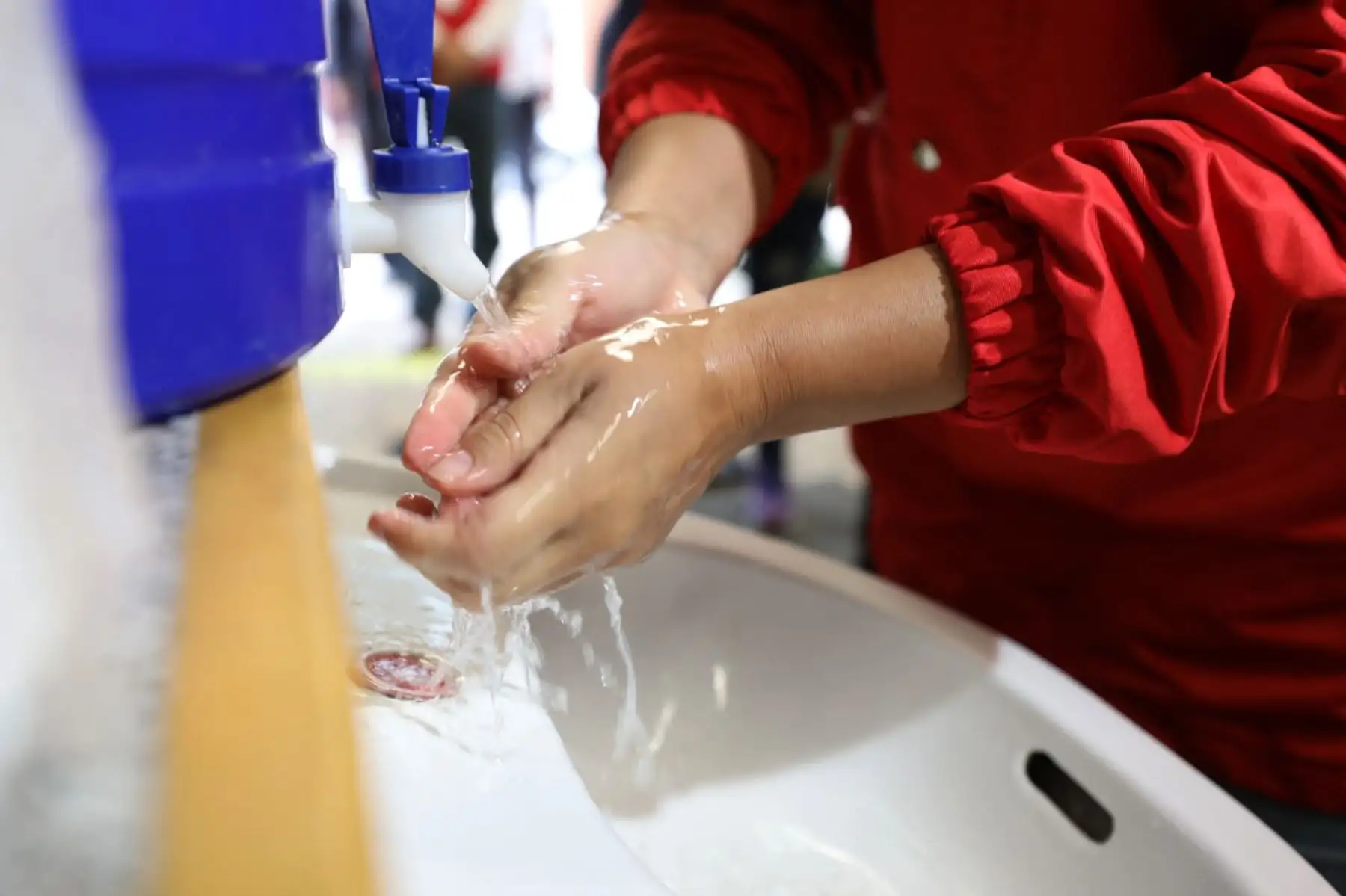 Ministra de Producción, Rocío Barrios recorre las galerías comerciales de Gamarra y Polvos Azules para dialogar con los comerciantes y poder inspeccionar sus avances en la implementación de medidas de bioseguridad.
Foto:Produce