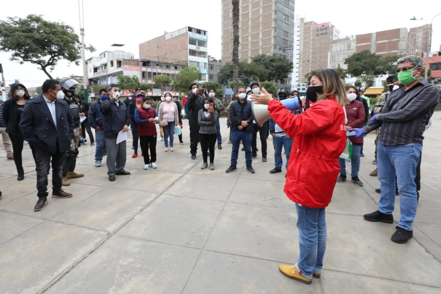 Ministra de Producción, Rocío Barrios recorre las galerías comerciales de Gamarra y Polvos Azules para dialogar con los comerciantes y poder inspeccionar sus avances en la implementación de medidas de bioseguridad.
Foto:Produce