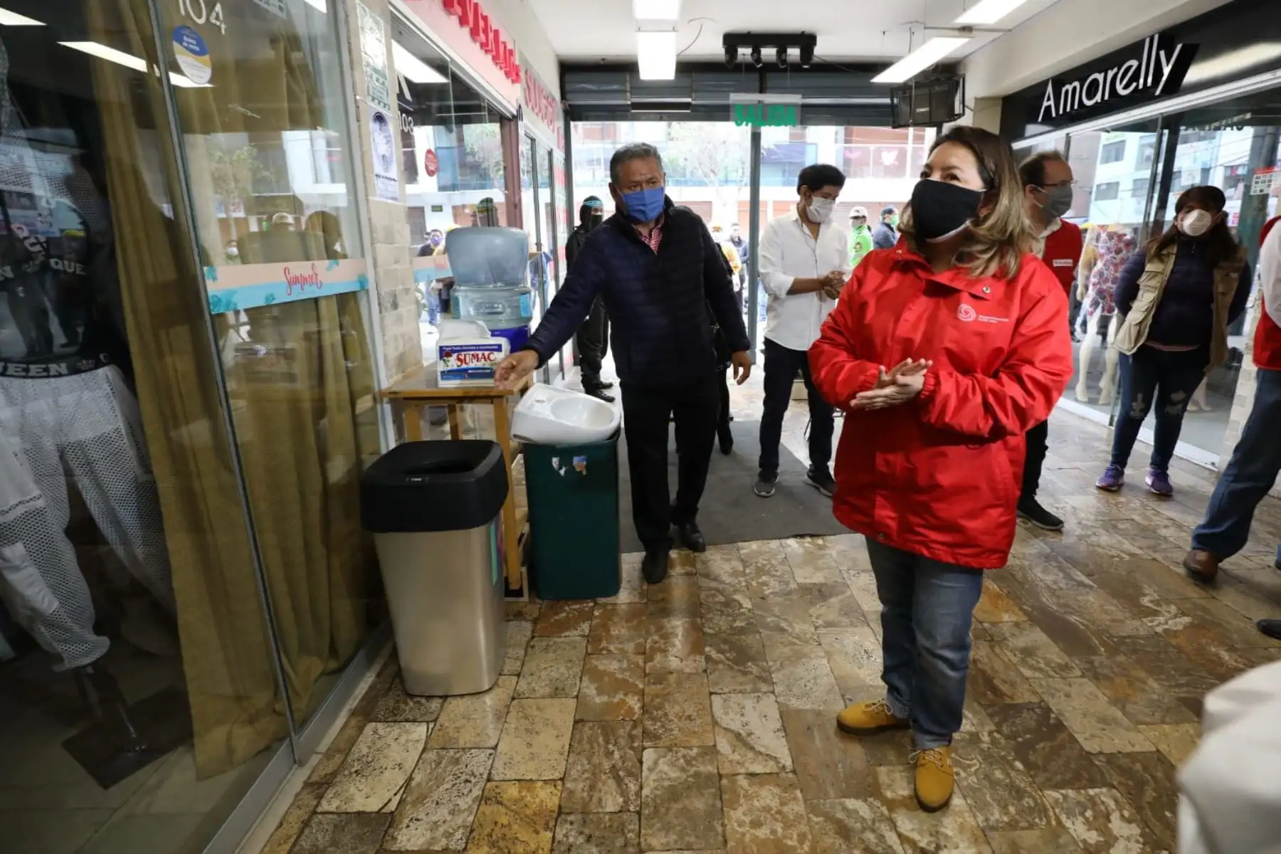 Ministra de Producción, Rocío Barrios recorre las galerías comerciales de Gamarra y Polvos Azules para dialogar con los comerciantes y poder inspeccionar sus avances en la implementación de medidas de bioseguridad.
Foto:Produce