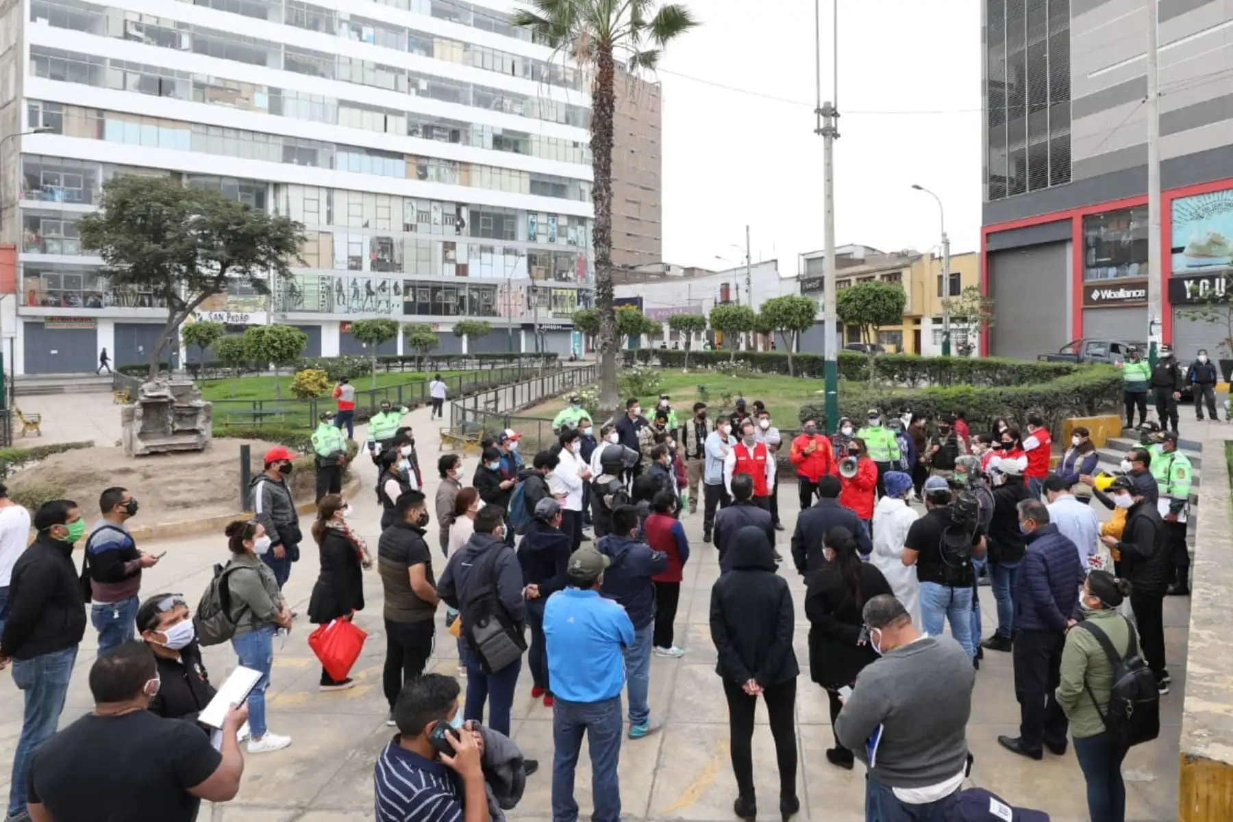 Ministra de Producción, Rocío Barrios recorre las galerías comerciales de Gamarra y Polvos Azules para dialogar con los comerciantes y poder inspeccionar sus avances en la implementación de medidas de bioseguridad.
Foto:Produce