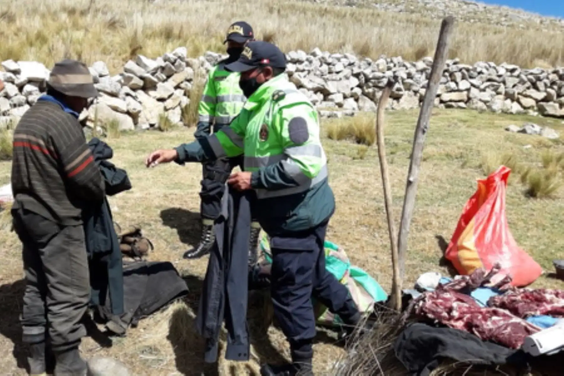 En un acto de solidaridad, personal de la Comisaría Moya se trasladó al distrito de Huayllahuara - Huancavelica con la finalidad de entregar ropas de abrigo a las personas de bajos recursos y así protegerse en esta temporada de friaje. 
Foto: Policía Nacional del Perú