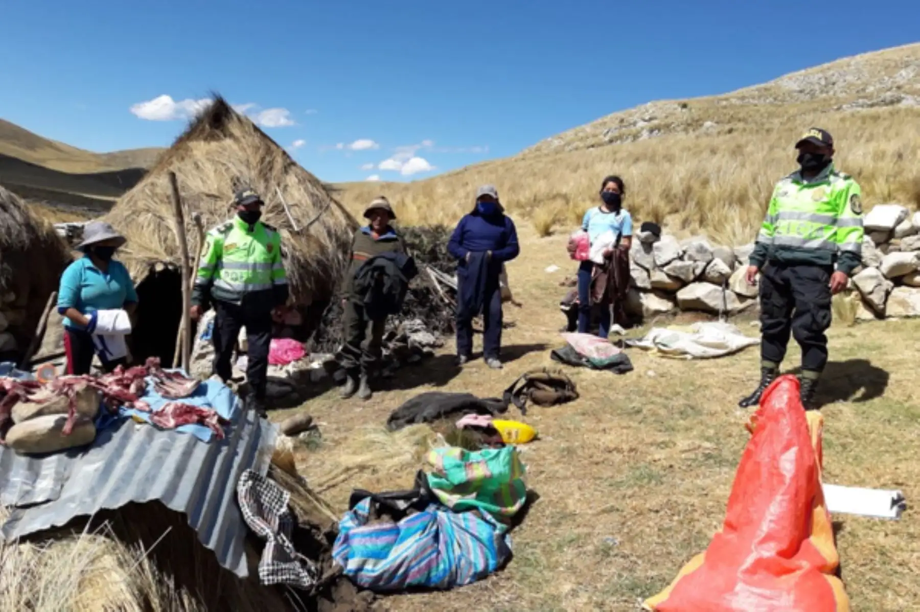 En un acto de solidaridad, personal de la Comisaría Moya se trasladó al distrito de Huayllahuara - Huancavelica con la finalidad de entregar ropas de abrigo a las personas de bajos recursos y así protegerse en esta temporada de friaje. 
Foto: Policía Nacional del Perú