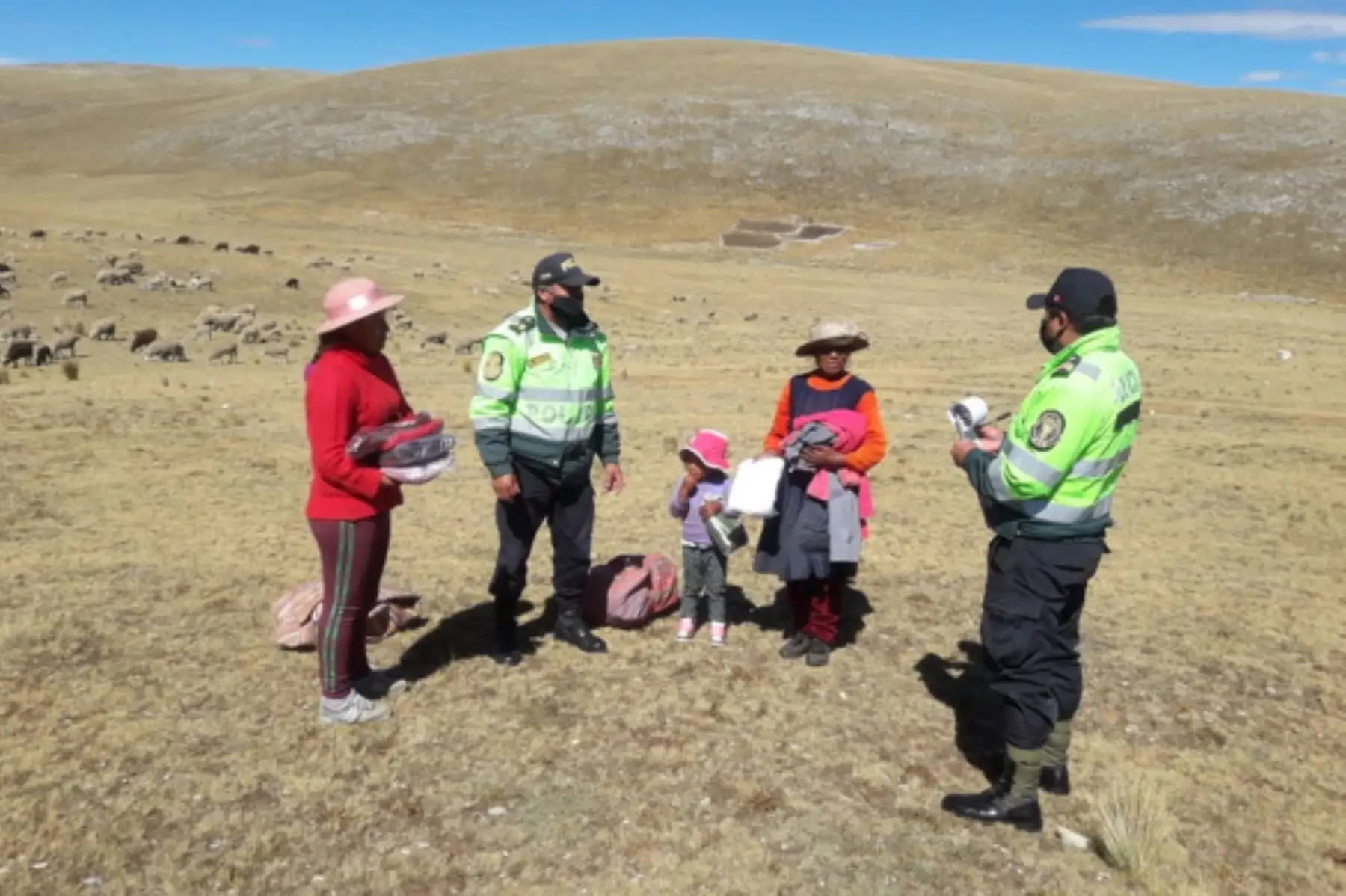 En un acto de solidaridad, personal de la Comisaría Moya se trasladó al distrito de Huayllahuara - Huancavelica con la finalidad de entregar ropas de abrigo a las personas de bajos recursos y así protegerse en esta temporada de friaje. 
Foto: Policía Nacional del Perú