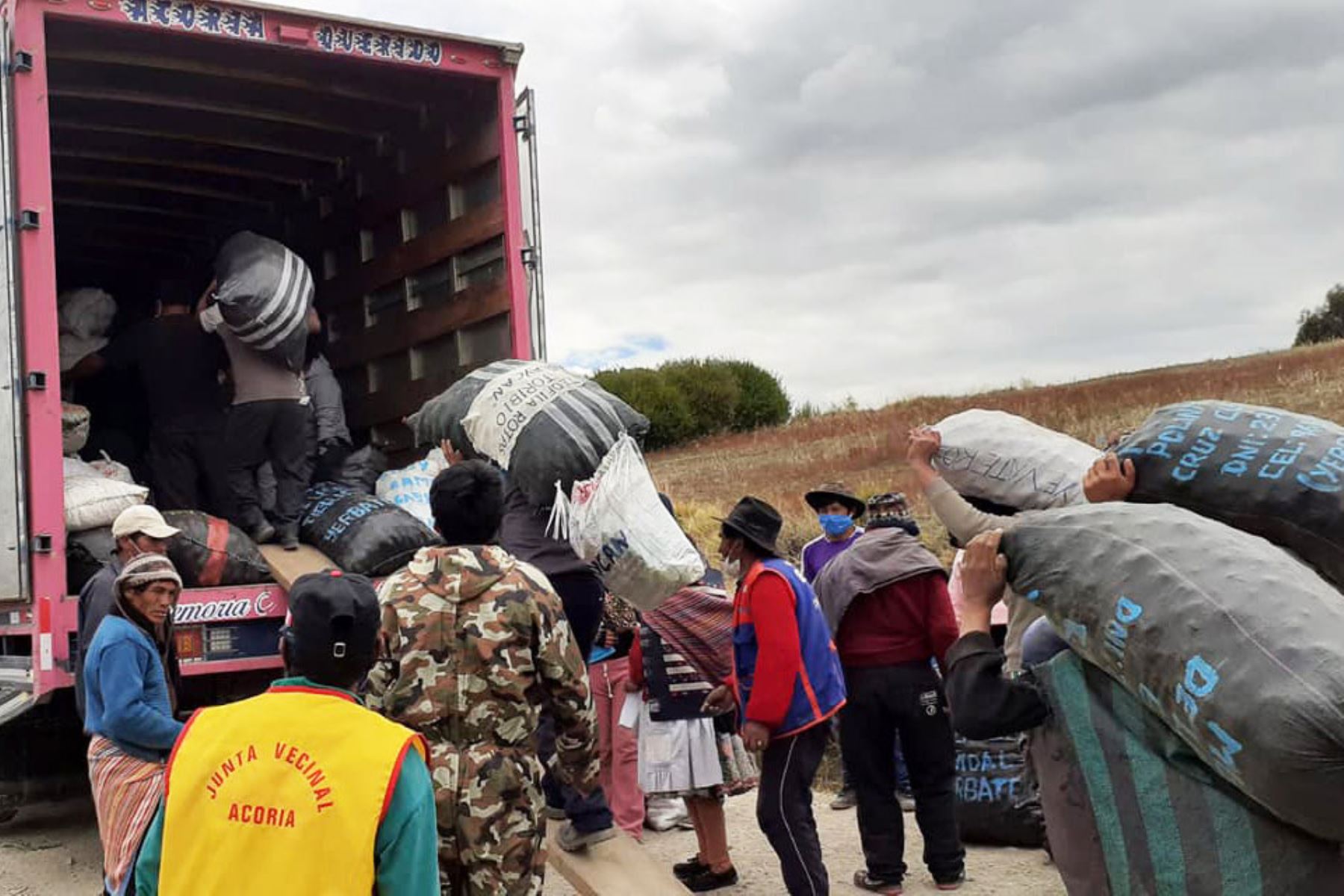 Pobladores huancavelicanos de Acoria enviaron diversos productos de primera necesidad a sus paisanos en Lima. Foto: ANDINA/Difusión