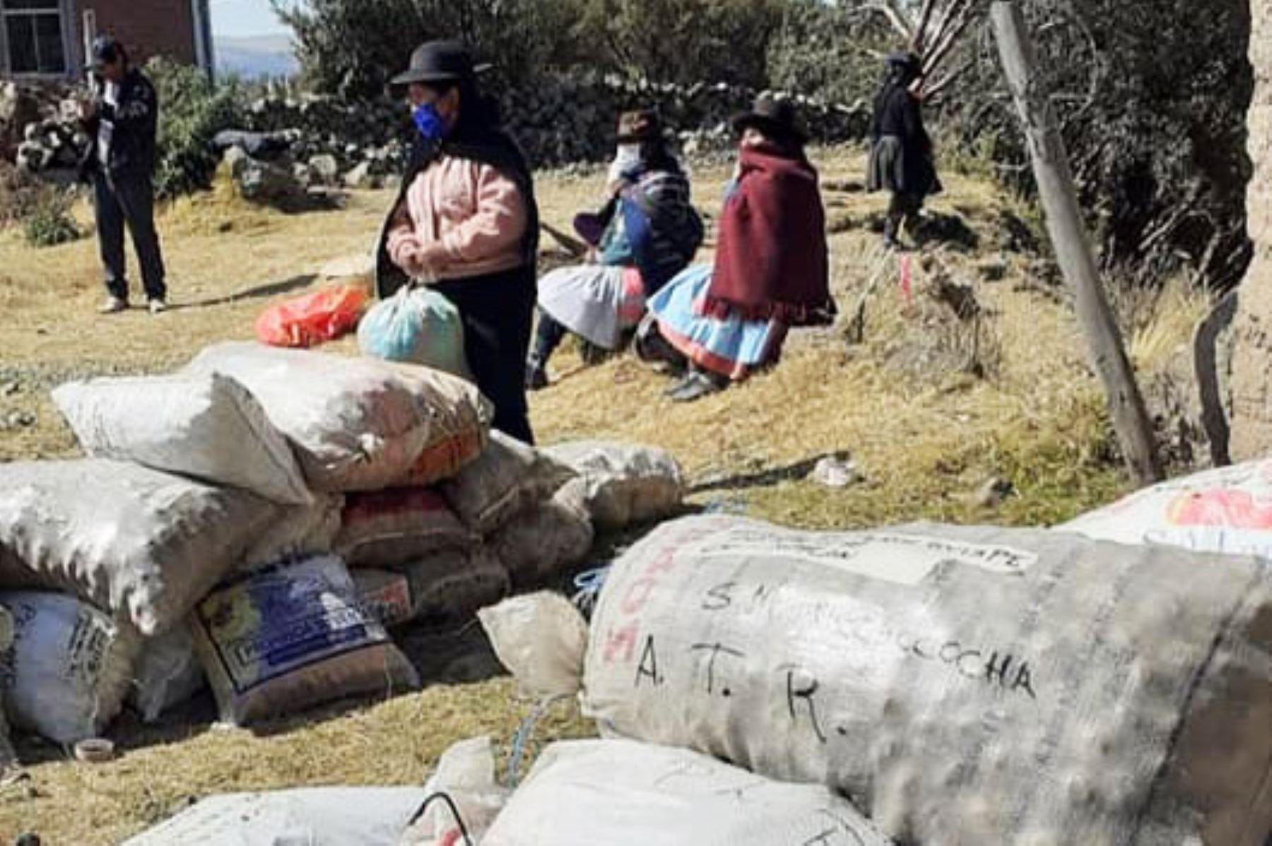 Pobladores huancavelicanos de Acoria enviaron diversos productos de primera necesidad a sus paisanos en Lima. Foto: ANDINA/Difusión