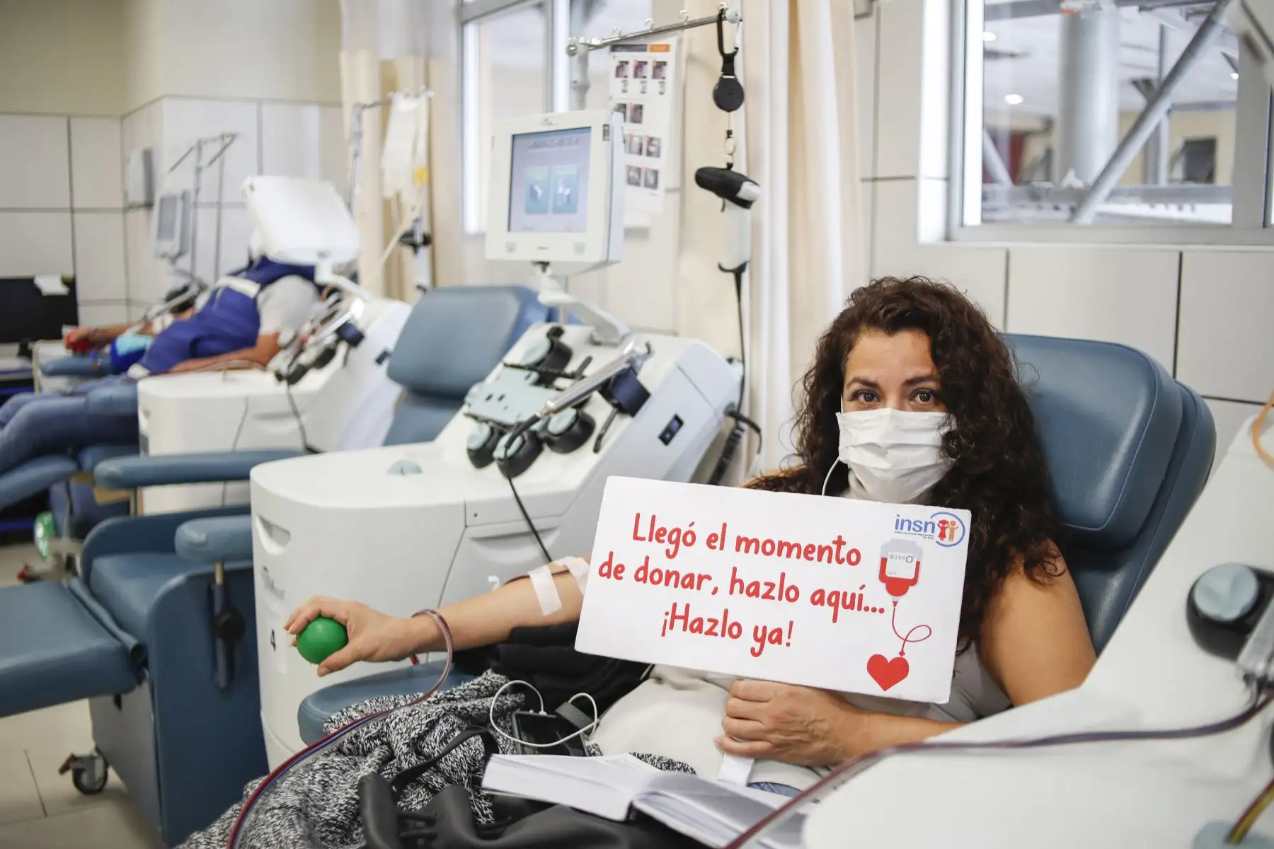 Si bien se ha reducido el número de donantes un grupo de personas voluntarias llegan a diario al banco de sangre del INSN San Borja. Foto: ANDINA/Renato Pajuelo