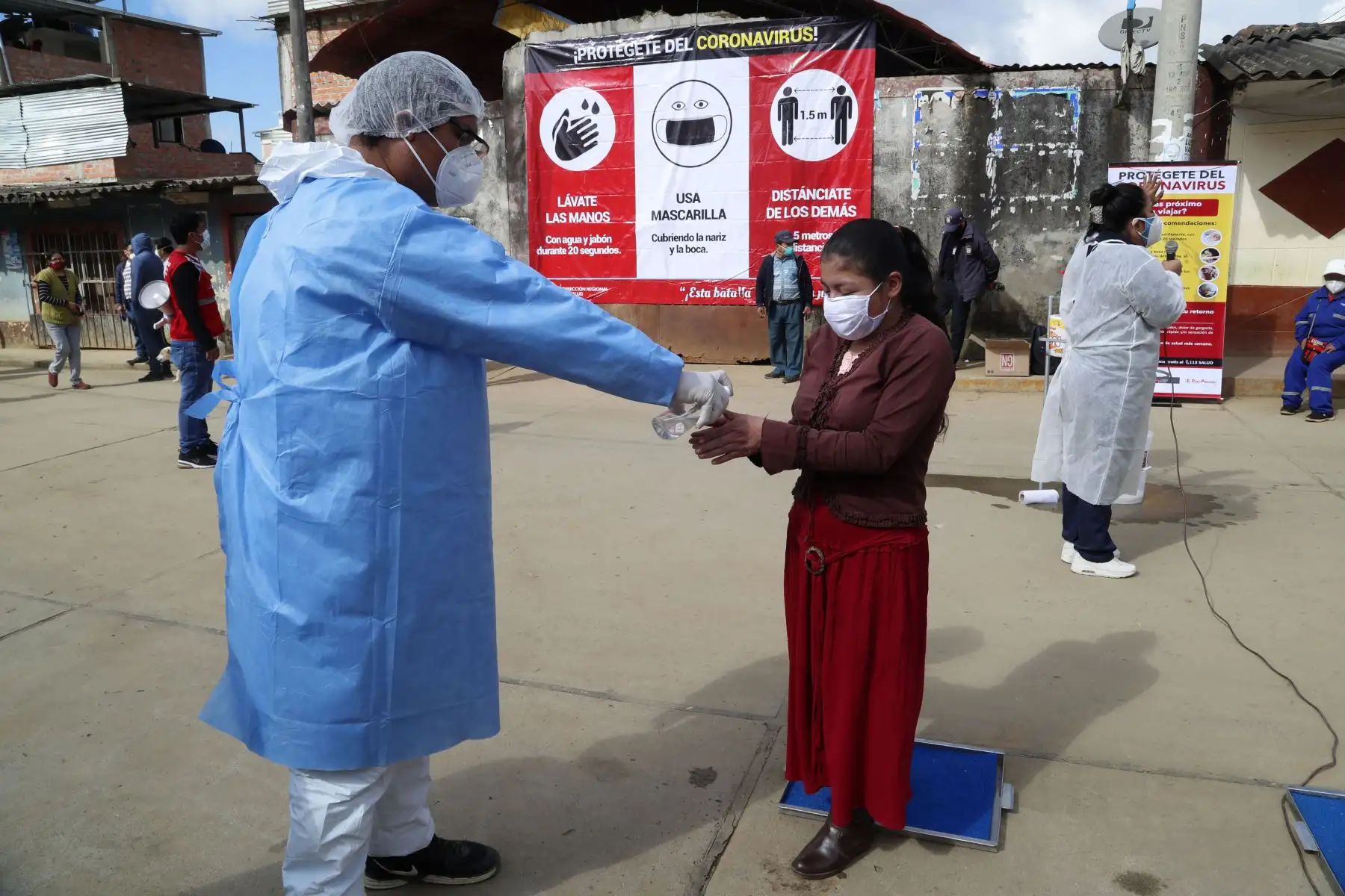 El Ministro de Vivienda,Rodolfo Yáñez recorre el  las ciudades de Chulucanas , Huancabamba y Ayabaca en la región Piura , acompañado de la doctora Zulema Tomás , miembro del Comando COVID-19, y otras autoridades locales de salud, llevando balones de oxígeno y equipo de protección médica.
Foto: Ministerio de Vivienda