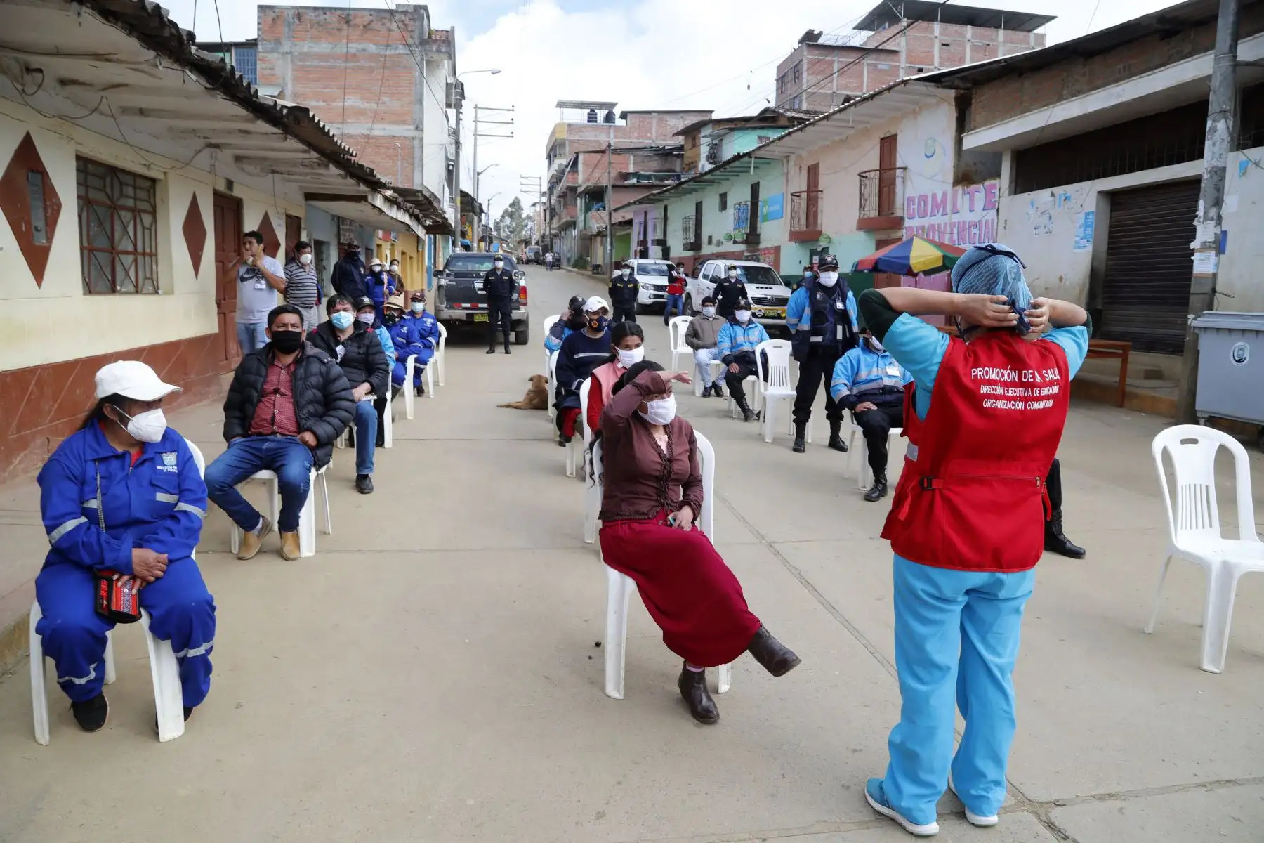 El Ministro de Vivienda,Rodolfo Yáñez recorre el  las ciudades de Chulucanas , Huancabamba y Ayabaca en la región Piura , acompañado de la doctora Zulema Tomás , miembro del Comando COVID-19, y otras autoridades locales de salud, llevando balones de oxígeno y equipo de protección médica.
Foto: Ministerio de Vivienda
