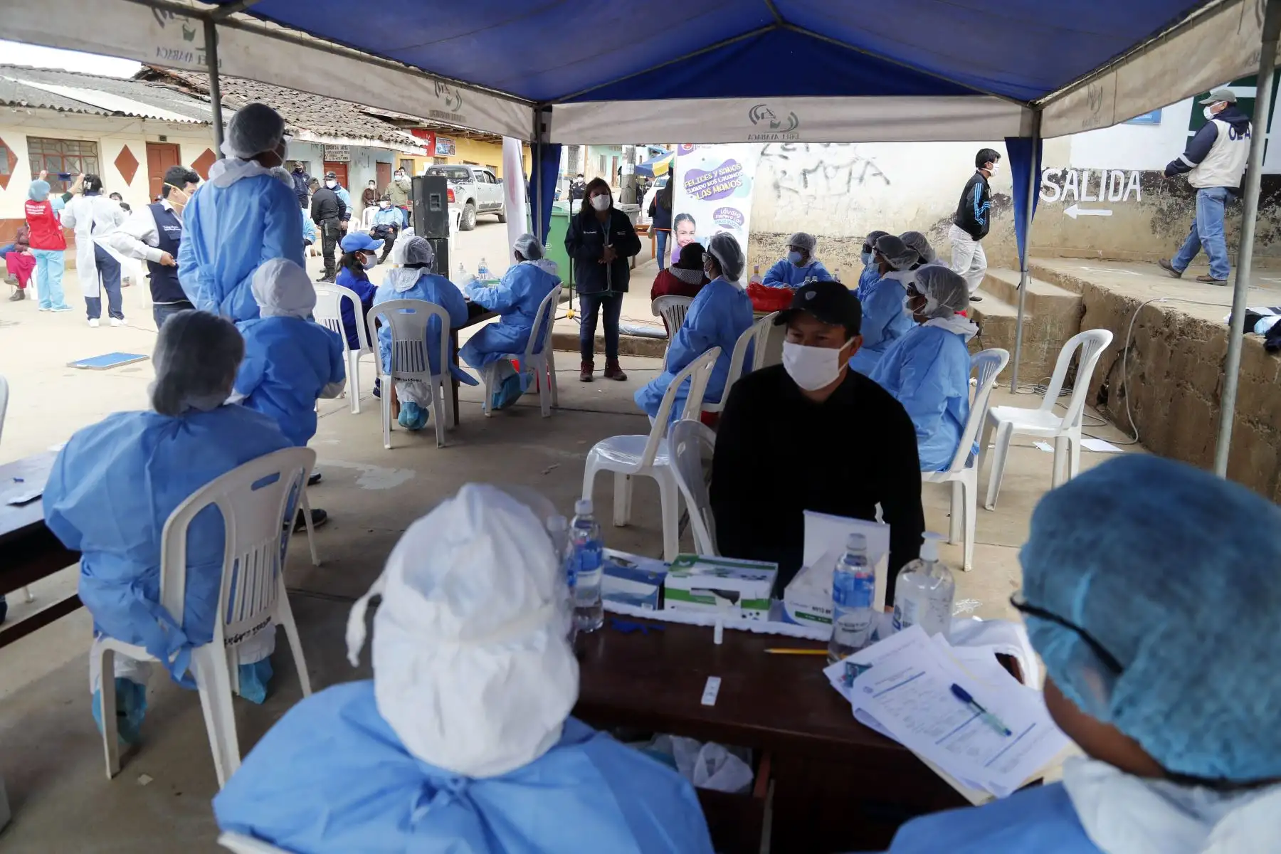 El Ministro de Vivienda,Rodolfo Yáñez recorre el  las ciudades de Chulucanas , Huancabamba y Ayabaca en la región Piura , acompañado de la doctora Zulema Tomás , miembro del Comando COVID-19, y otras autoridades locales de salud, llevando balones de oxígeno y equipo de protección médica.
Foto: Ministerio de Vivienda