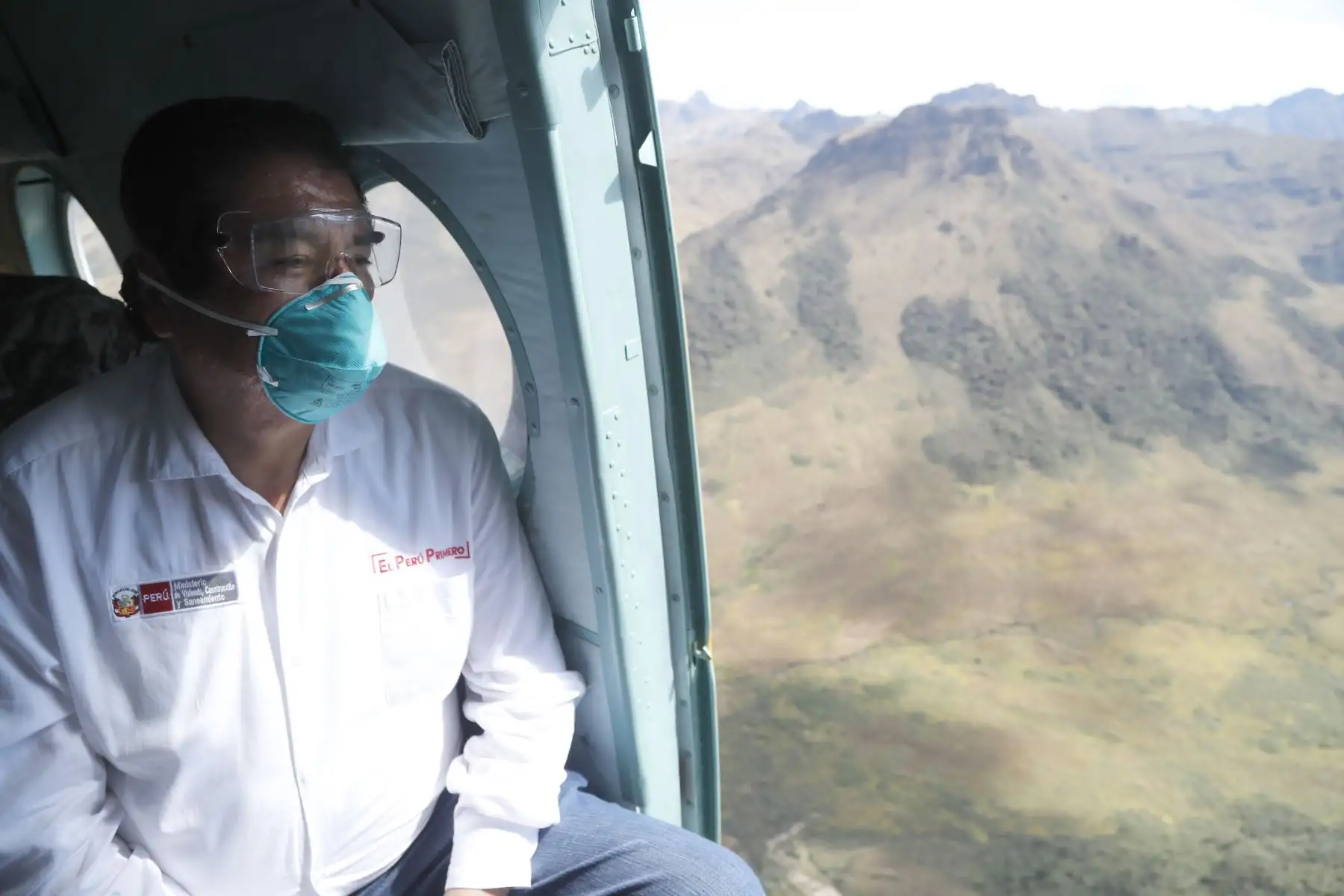 El Ministro de Vivienda,Rodolfo Yáñez recorre el  las ciudades de Chulucanas , Huancabamba y Ayabaca en la región Piura , acompañado de la doctora Zulema Tomás , miembro del Comando COVID-19, y otras autoridades locales de salud, llevando balones de oxígeno y equipo de protección médica.
Foto: Ministerio de Vivienda