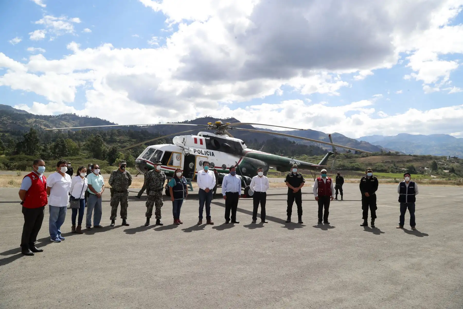 El Ministro de Vivienda,Rodolfo Yáñez recorre el  las ciudades de Chulucanas , Huancabamba y Ayabaca en la región Piura , acompañado de la doctora Zulema Tomás , miembro del Comando COVID-19, y otras autoridades locales de salud, llevando balones de oxígeno y equipo de protección médica.
Foto: Ministerio de Vivienda