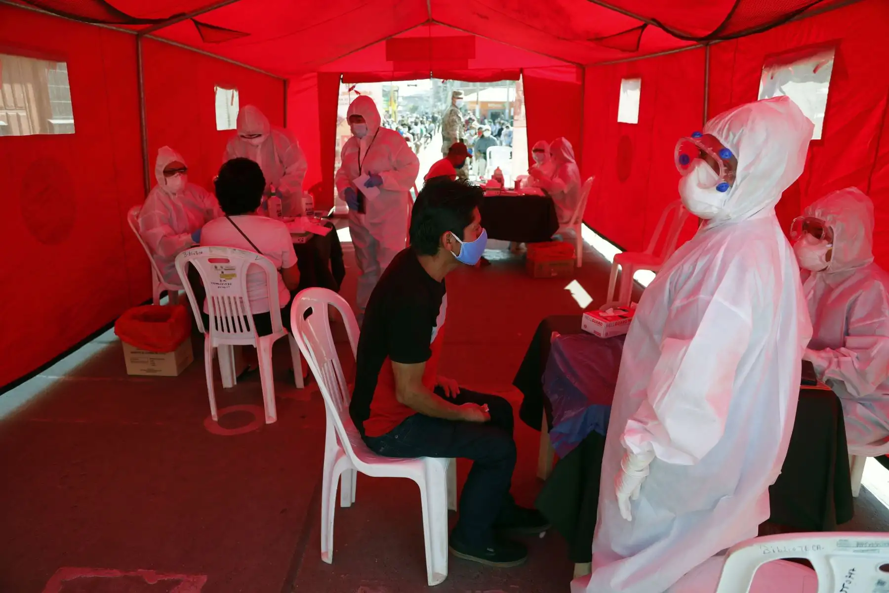 El Ministro de Vivienda,Rodolfo Yáñez recorre el  las ciudades de Chulucanas , Huancabamba y Ayabaca en la región Piura , acompañado de la doctora Zulema Tomás , miembro del Comando COVID-19, y otras autoridades locales de salud, llevando balones de oxígeno y equipo de protección médica.
Foto: Ministerio de Vivienda