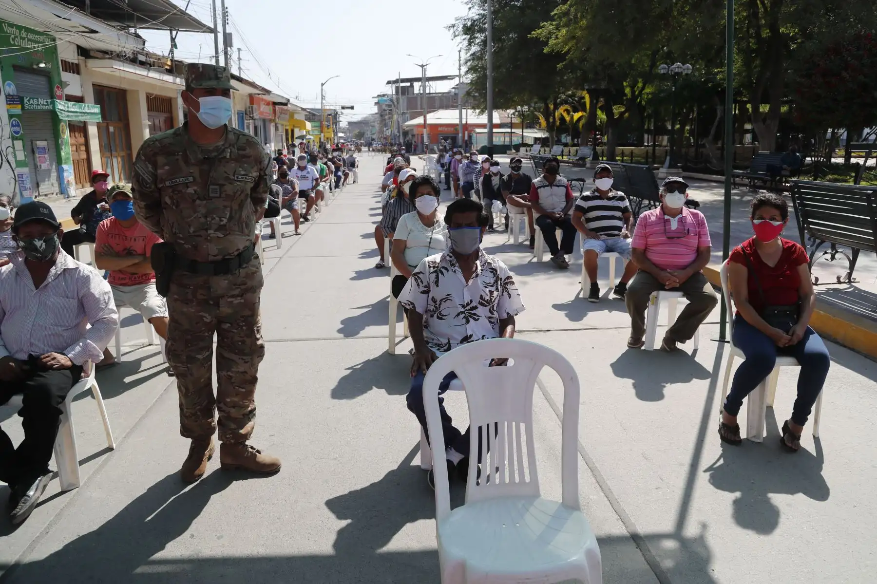 El Ministro de Vivienda,Rodolfo Yáñez recorre el  las ciudades de Chulucanas , Huancabamba y Ayabaca en la región Piura , acompañado de la doctora Zulema Tomás , miembro del Comando COVID-19, y otras autoridades locales de salud, llevando balones de oxígeno y equipo de protección médica.
Foto: Ministerio de Vivienda