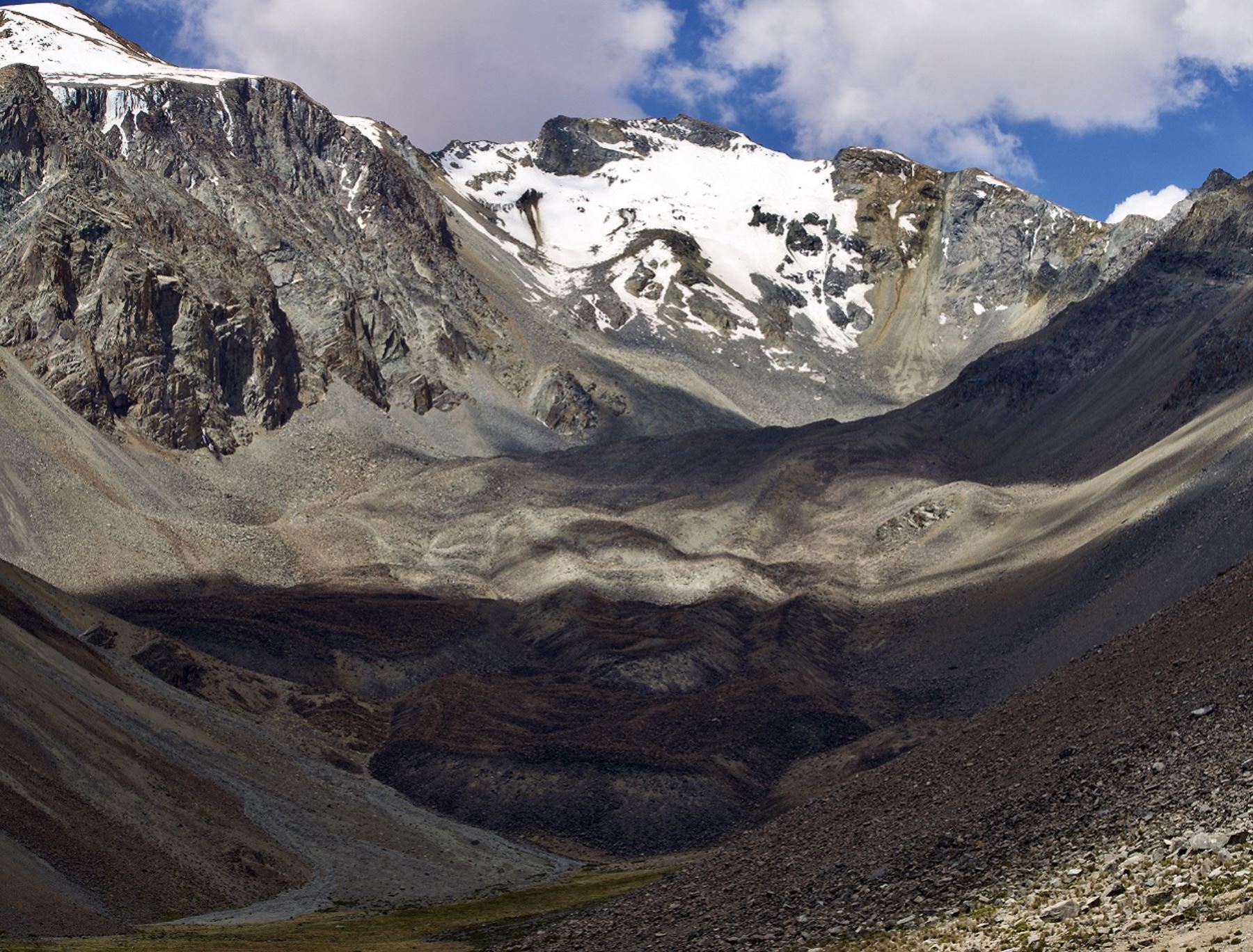 La investigación  se desarrolla en el ámbito de las Cordilleras del Perú, principalmente en los departamentos de Arequipa y Ancash.