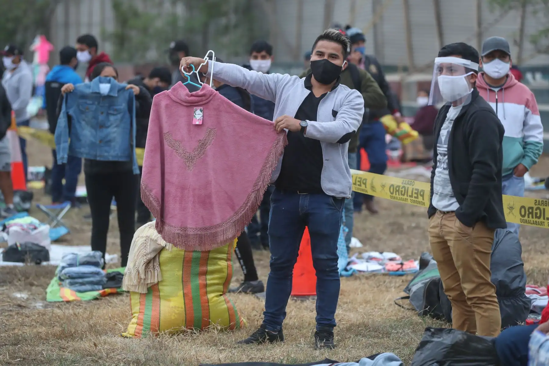 Ministro de Defensa, Walter Martos, junto a la ministra de la Producción, Rocio Barrios; y el alcalde de Lima, Jorge Muñoz, supervisan pruebas de descarte a vendedores ambulantes reubicados en el parque zonal Huayna Capac, en San Juan de Miraflores. Foto: ANDINA/Mindef