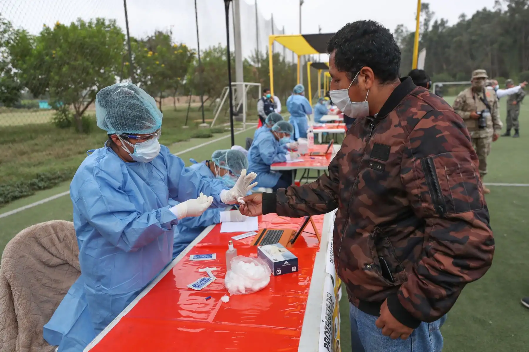 Ministro de Defensa, Walter Martos, junto a la ministra de la Producción, Rocio Barrios; y el alcalde de Lima, Jorge Muñoz, supervisan pruebas de descarte a vendedores ambulantes reubicados en el parque zonal Huayna Capac, en San Juan de Miraflores. Foto: ANDINA/Mindef