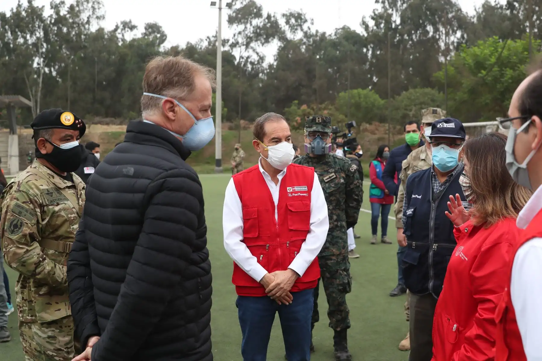 Ministro de Defensa, Walter Martos, junto a la ministra de la Producción, Rocio Barrios; y el alcalde de Lima, Jorge Muñoz, supervisan pruebas de descarte a vendedores ambulantes reubicados en el parque zonal Huayna Capac, en San Juan de Miraflores. Foto: ANDINA/Mindef