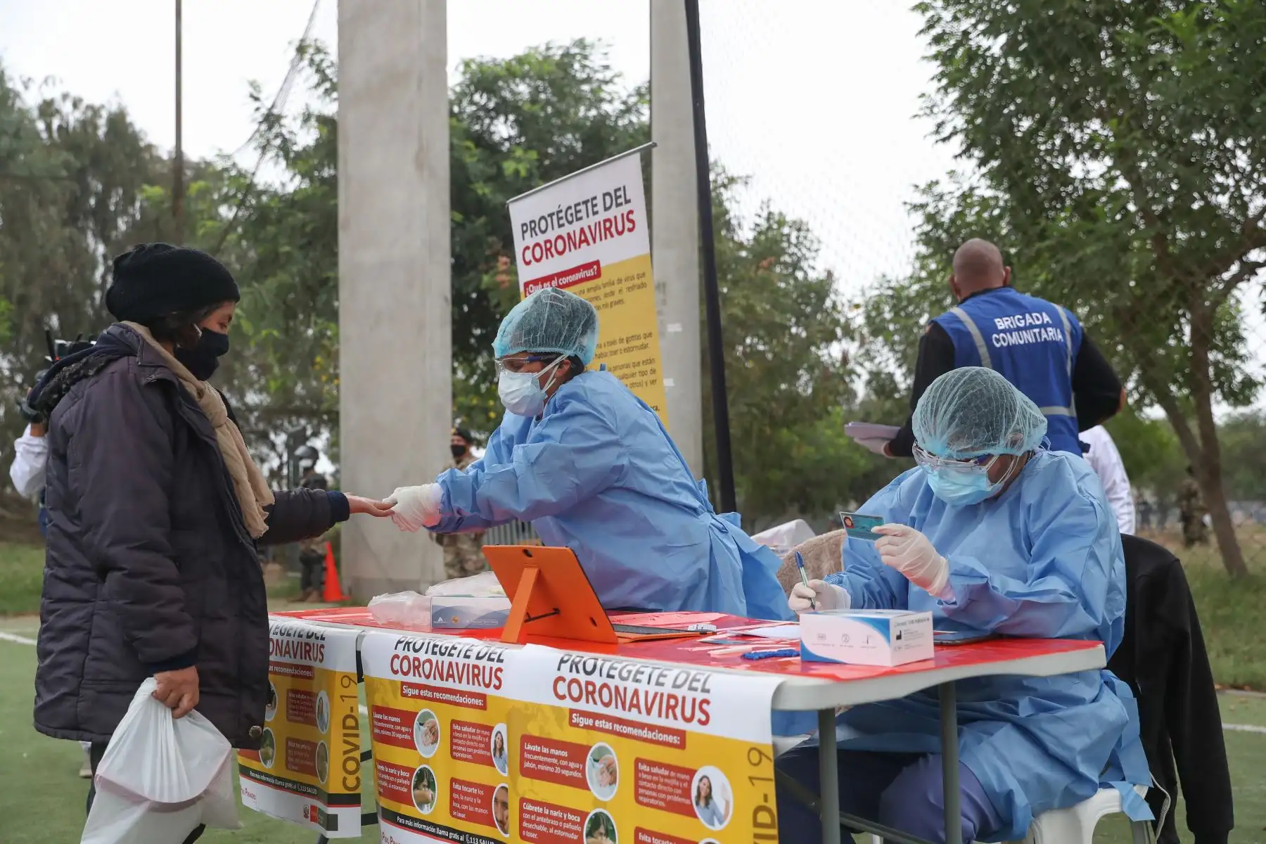 Ministro de Defensa, Walter Martos, junto a la ministra de la Producción, Rocio Barrios; y el alcalde de Lima, Jorge Muñoz, supervisan pruebas de descarte a vendedores ambulantes reubicados en el parque zonal Huayna Capac, en San Juan de Miraflores. Foto: ANDINA/Mindef