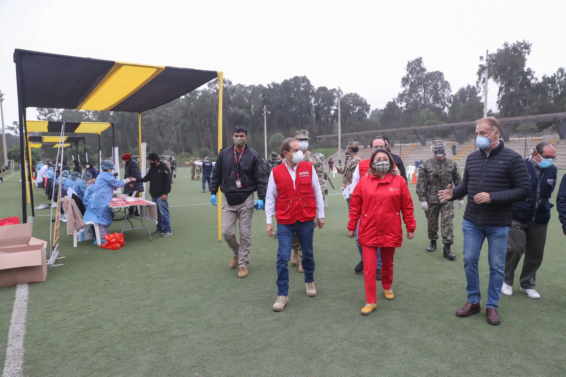 Ministro de Defensa, Walter Martos, junto a la ministra de la Producción, Rocio Barrios; y el alcalde de Lima, Jorge Muñoz, supervisan pruebas de descarte a vendedores ambulantes reubicados en el parque zonal Huayna Capac, en San Juan de Miraflores. Foto: ANDINA/Mindef
