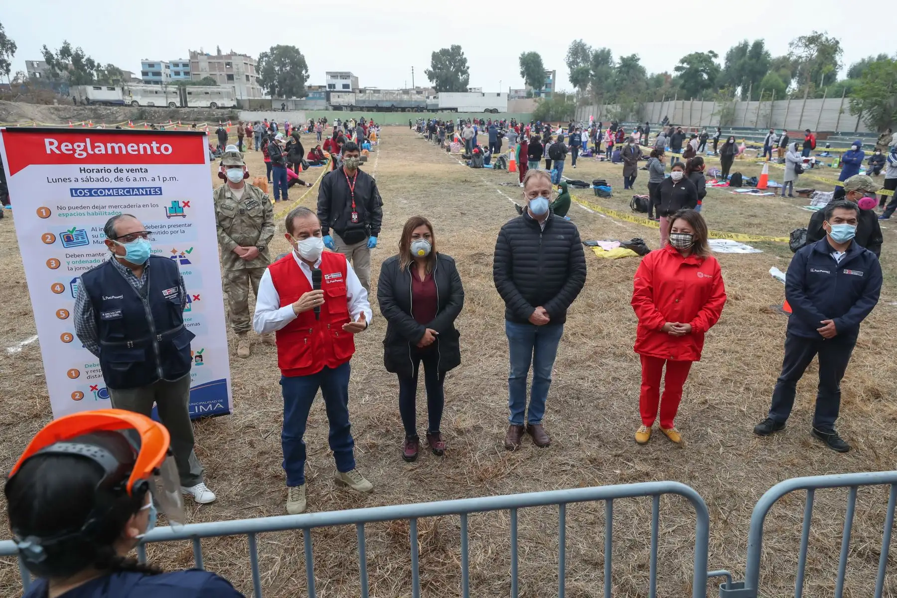 Ministro de Defensa, Walter Martos, junto a la ministra de la Producción, Rocio Barrios; y el alcalde de Lima, Jorge Muñoz, supervisan pruebas de descarte a vendedores ambulantes reubicados en el parque zonal Huayna Capac, en San Juan de Miraflores. Foto: ANDINA/Mindef