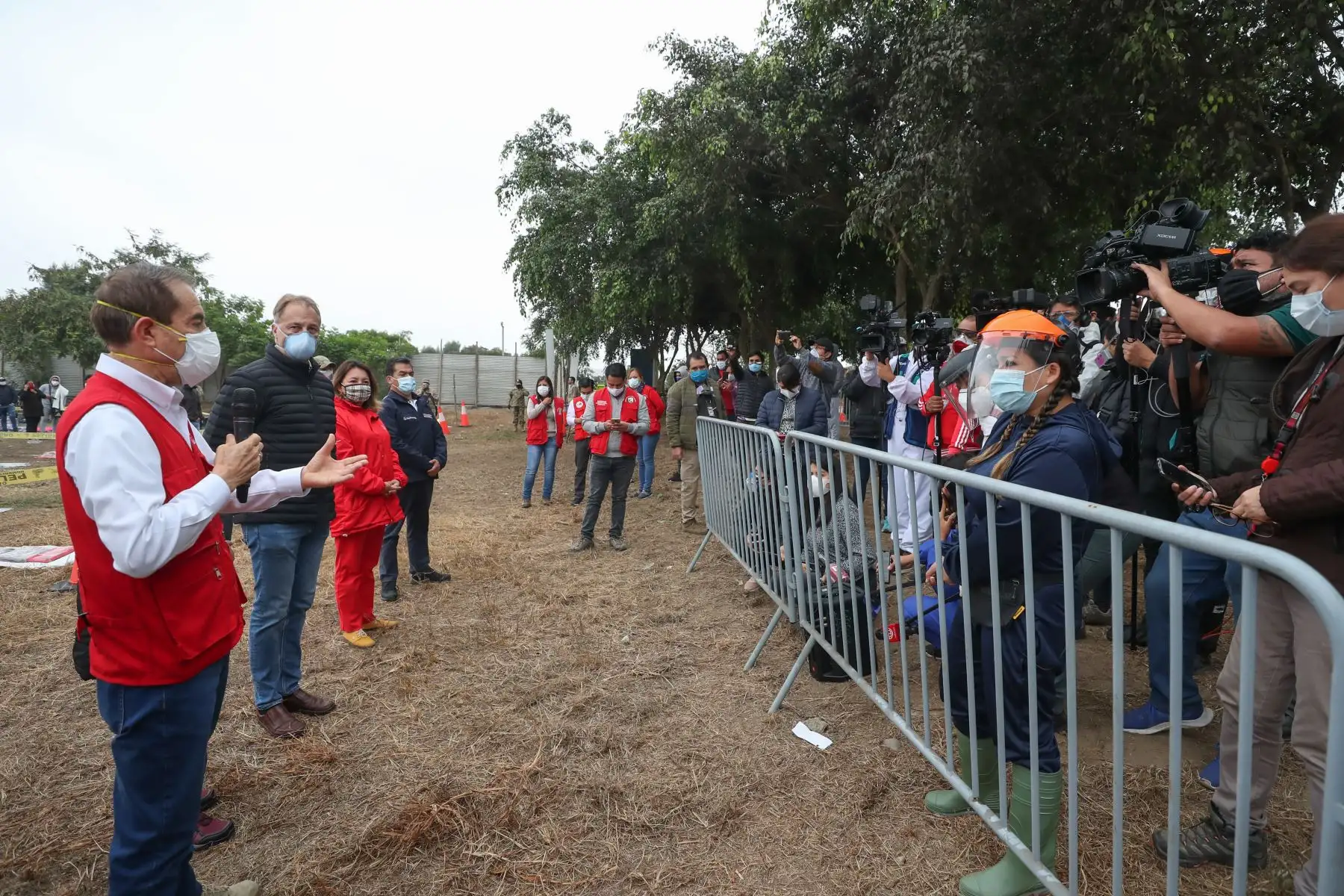 Ministro de Defensa, Walter Martos, junto a la ministra de la Producción, Rocio Barrios; y el alcalde de Lima, Jorge Muñoz, supervisan pruebas de descarte a vendedores ambulantes reubicados en el parque zonal Huayna Capac, en San Juan de Miraflores. Foto: ANDINA/Mindef