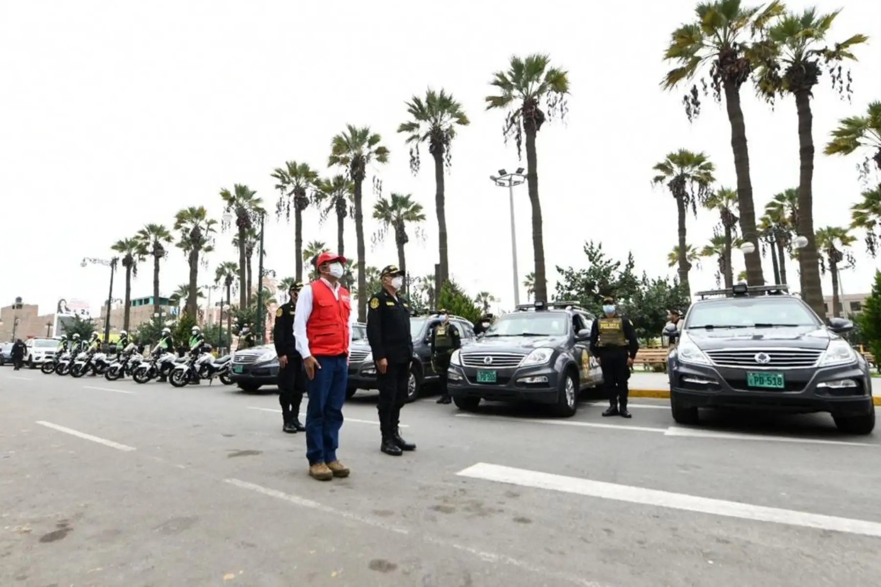 Ministro del Interior, Gastón Rodríguez, entrega cuatro camionetas y seis motocicletas a la comisaría de Chincha Alta, las cuales reforzarán las labores de patrullaje de la Policía Nacional en esta jurisdicción sureña. Foto: ANDINA/Mininter