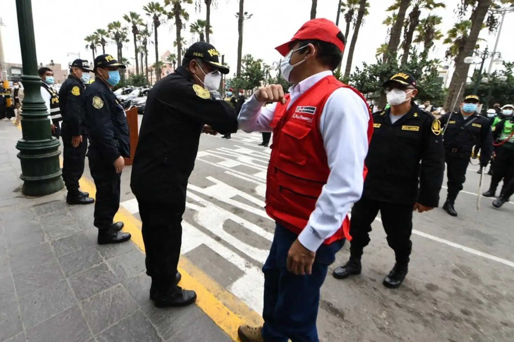 Ministro del Interior, Gastón Rodríguez, entrega cuatro camionetas y seis motocicletas a la comisaría de Chincha Alta, las cuales reforzarán las labores de patrullaje de la Policía Nacional en esta jurisdicción sureña. Foto: ANDINA/Mininter