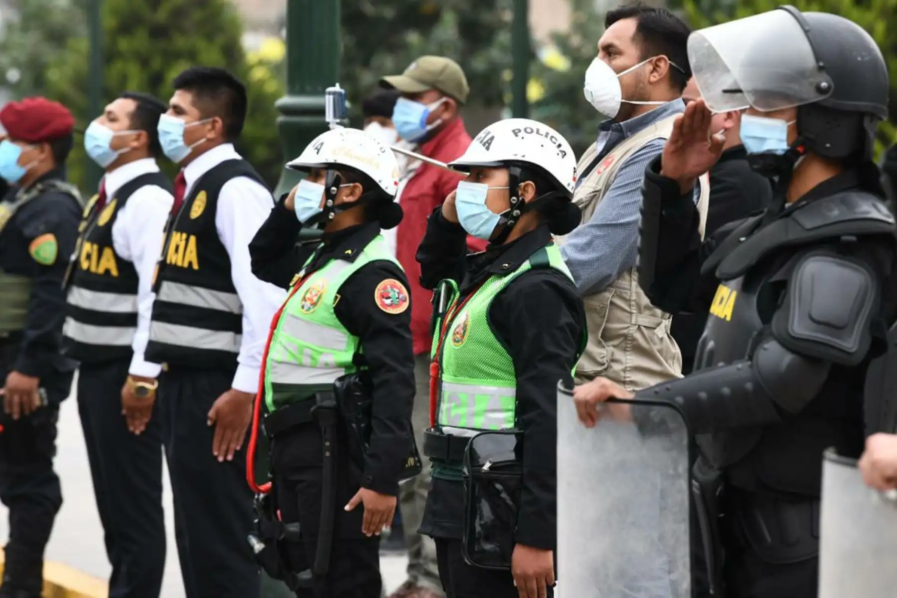 Ministro del Interior, Gastón Rodríguez, entrega cuatro camionetas y seis motocicletas a la comisaría de Chincha Alta, las cuales reforzarán las labores de patrullaje de la Policía Nacional en esta jurisdicción sureña. Foto: ANDINA/Mininter