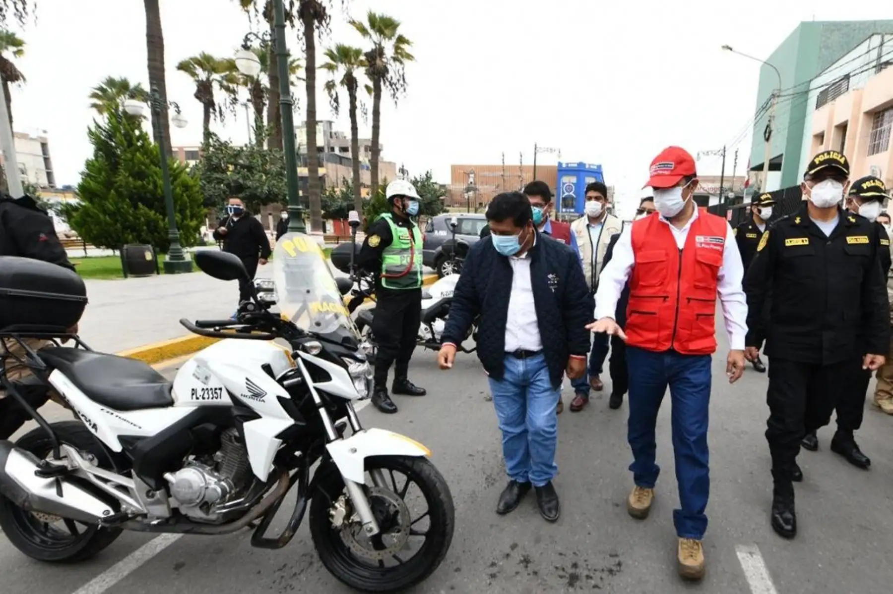 Ministro del Interior, Gastón Rodríguez, entrega cuatro camionetas y seis motocicletas a la comisaría de Chincha Alta, las cuales reforzarán las labores de patrullaje de la Policía Nacional en esta jurisdicción sureña. Foto: ANDINA/Mininter