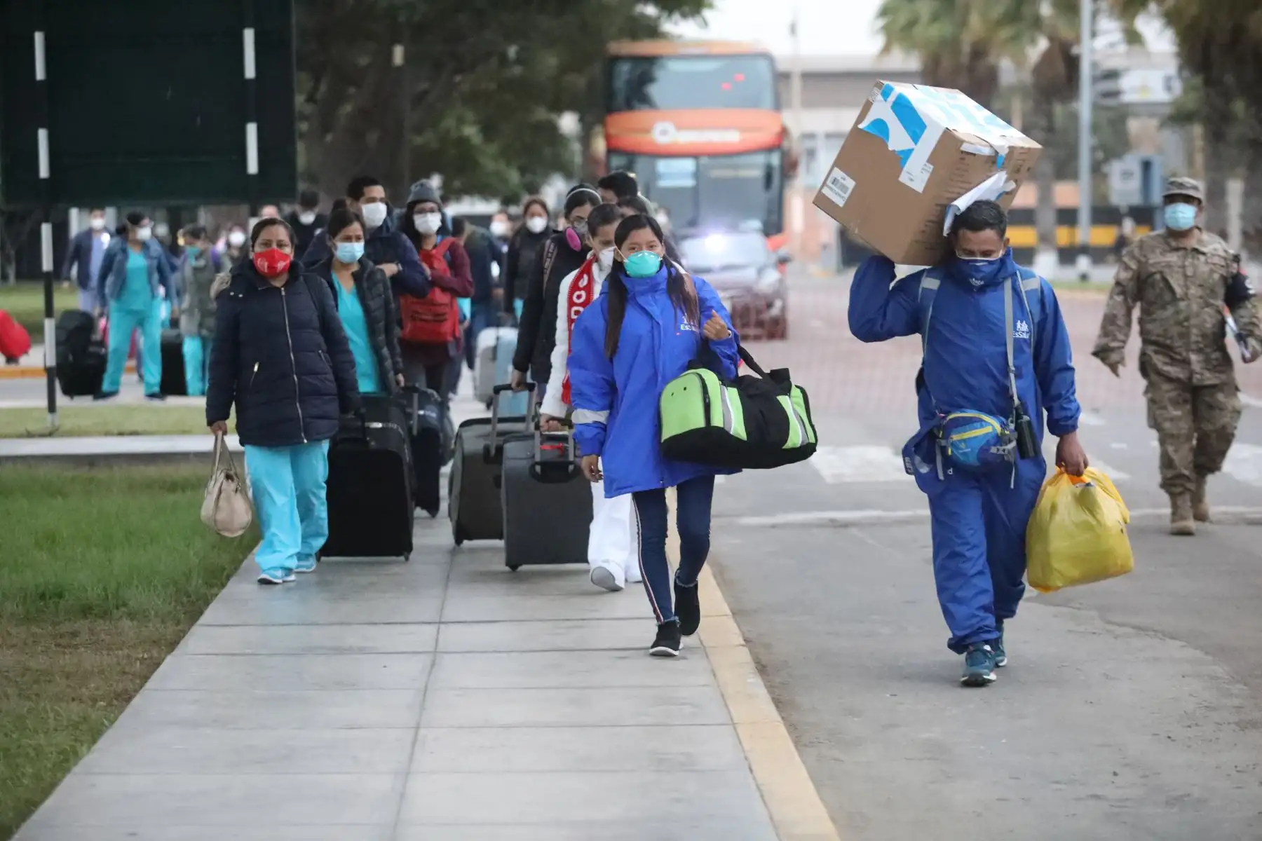 La quinta brigada médica con más de 40 profesionales de salud, entre médicos, enfermeros y técnicos de EsSalud, retornaron esta mañana a la región Loreto para continuar enfrentando la pandemia de coronavirus. Foto: ANDINA/EsSalud