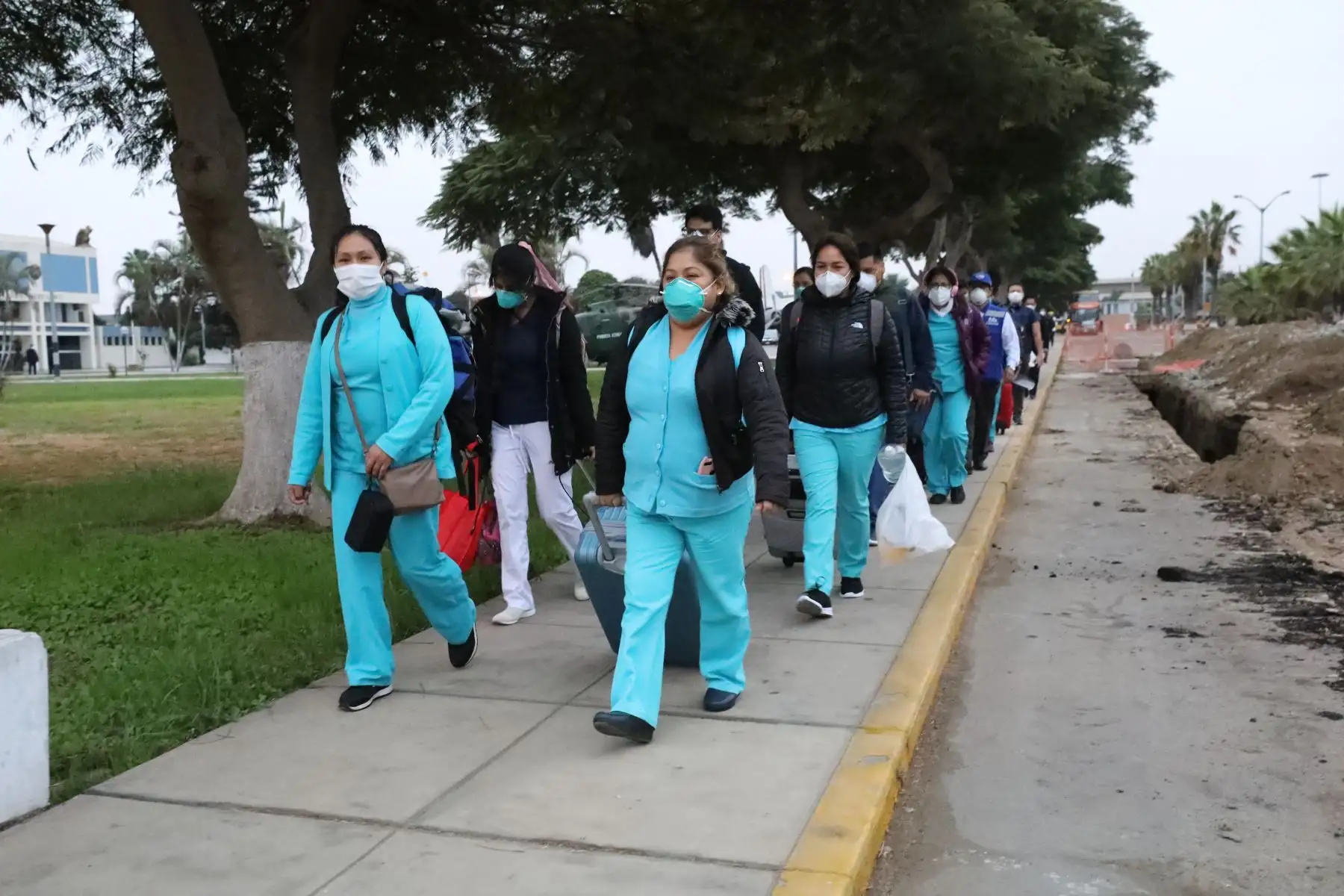 La quinta brigada médica con más de 40 profesionales de salud, entre médicos, enfermeros y técnicos de EsSalud, retornaron esta mañana a la región Loreto para continuar enfrentando la pandemia de coronavirus. Foto: ANDINA/EsSalud