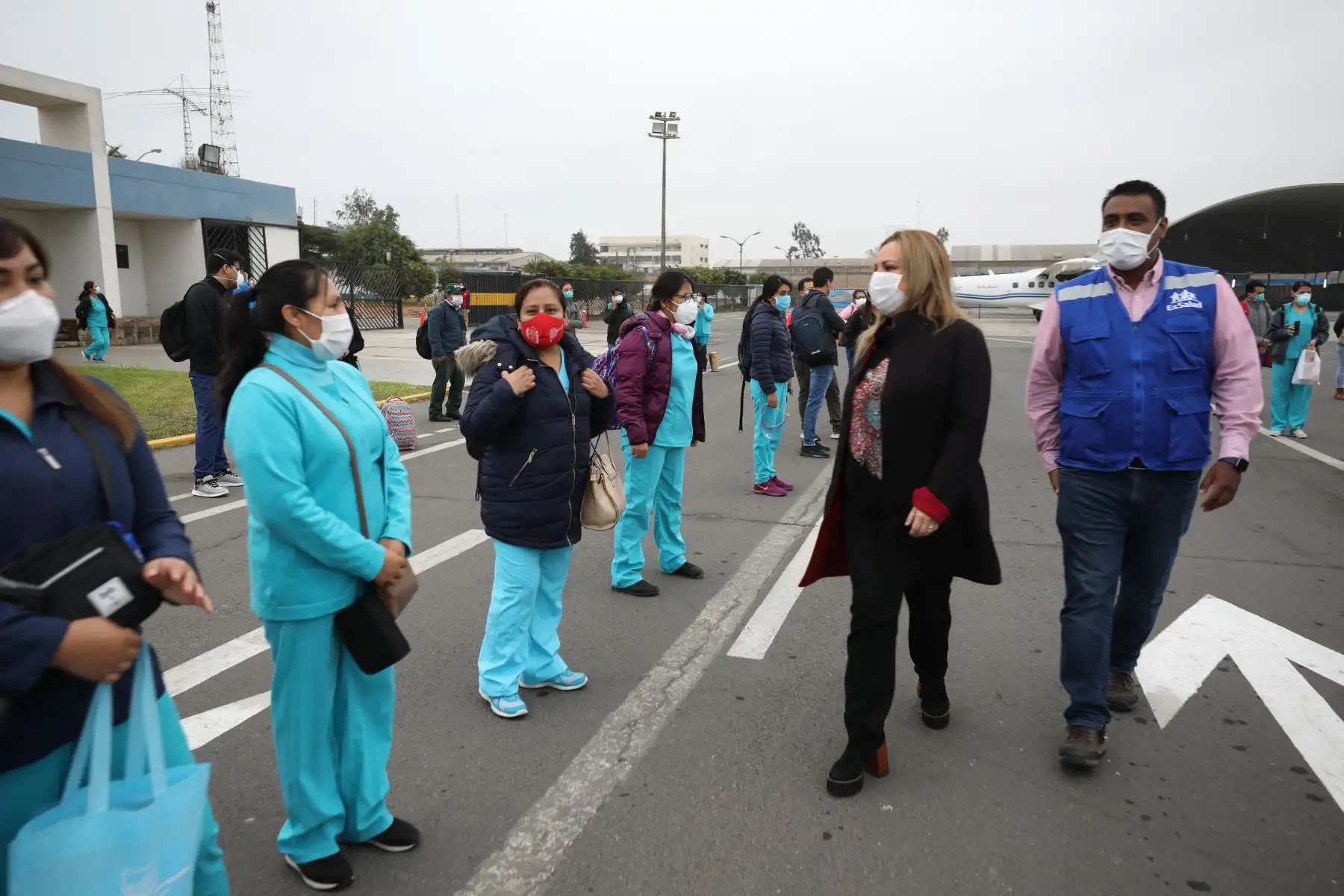 La presidenta ejecutiva del Seguro Social de Salud (EsSalud), Fiorella Molinelli llegó esta mañana al grupo aéreo Nº 8 en el Callao, para despedir a más de 40 profesionales de la salud que retornan a Loreto para enfrentar la pandemia del covid-19. Foto: ANDINA/EsSalud