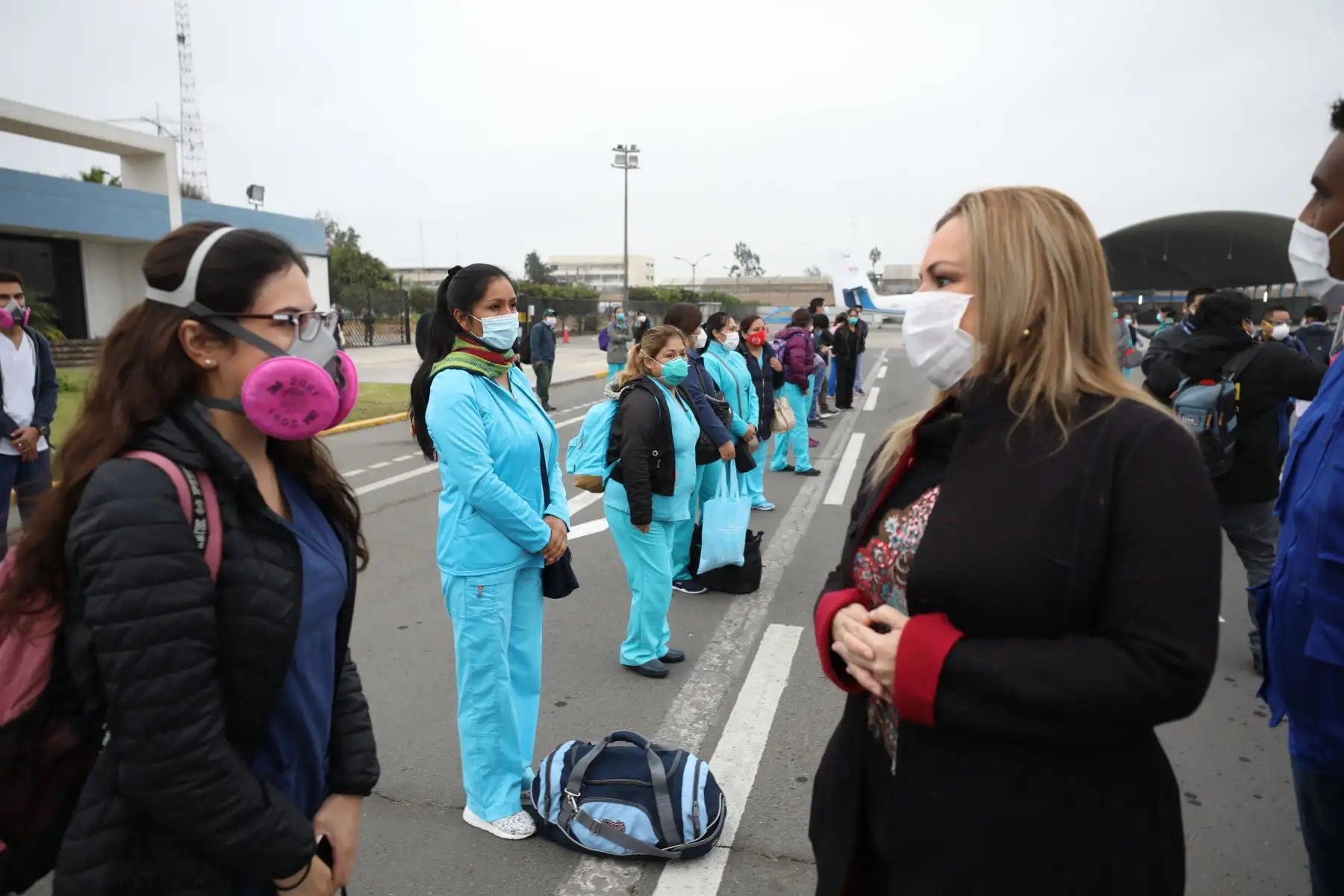 La presidenta ejecutiva del Seguro Social de Salud (EsSalud), Fiorella Molinelli llegó esta mañana al grupo aéreo Nº 8 en el Callao, para despedir a más de 40 profesionales de la salud que retornan a Loreto para enfrentar la pandemia del covid-19. Foto: ANDINA/EsSalud