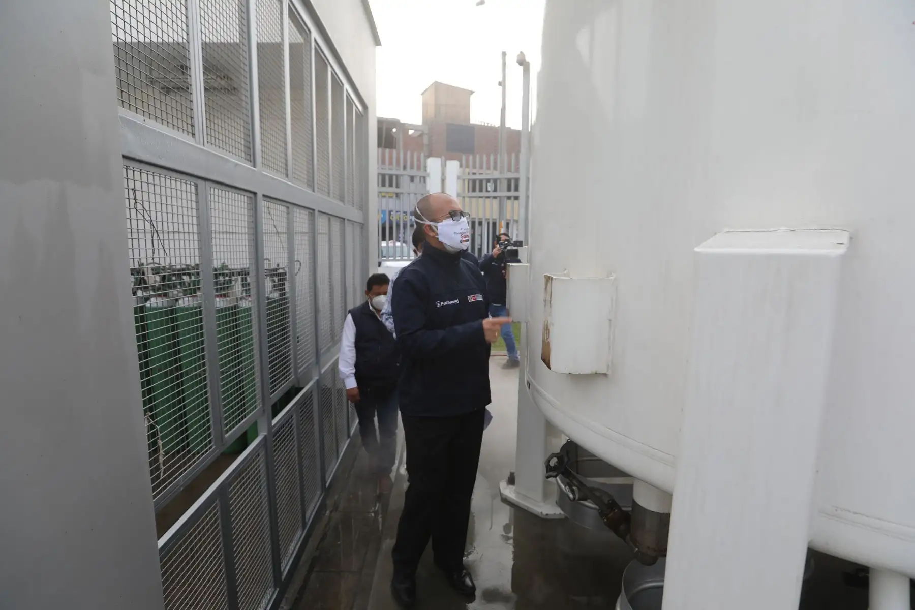 Ministro de Salud, Víctor Zamora, supervisó funcionamiento de tanque criogénico que permitirá generar 20 mil galones de oxígeno para pacientes Covid-19 en el Hospital de Emergencia Ate. Foto: ANDINA/Minsa