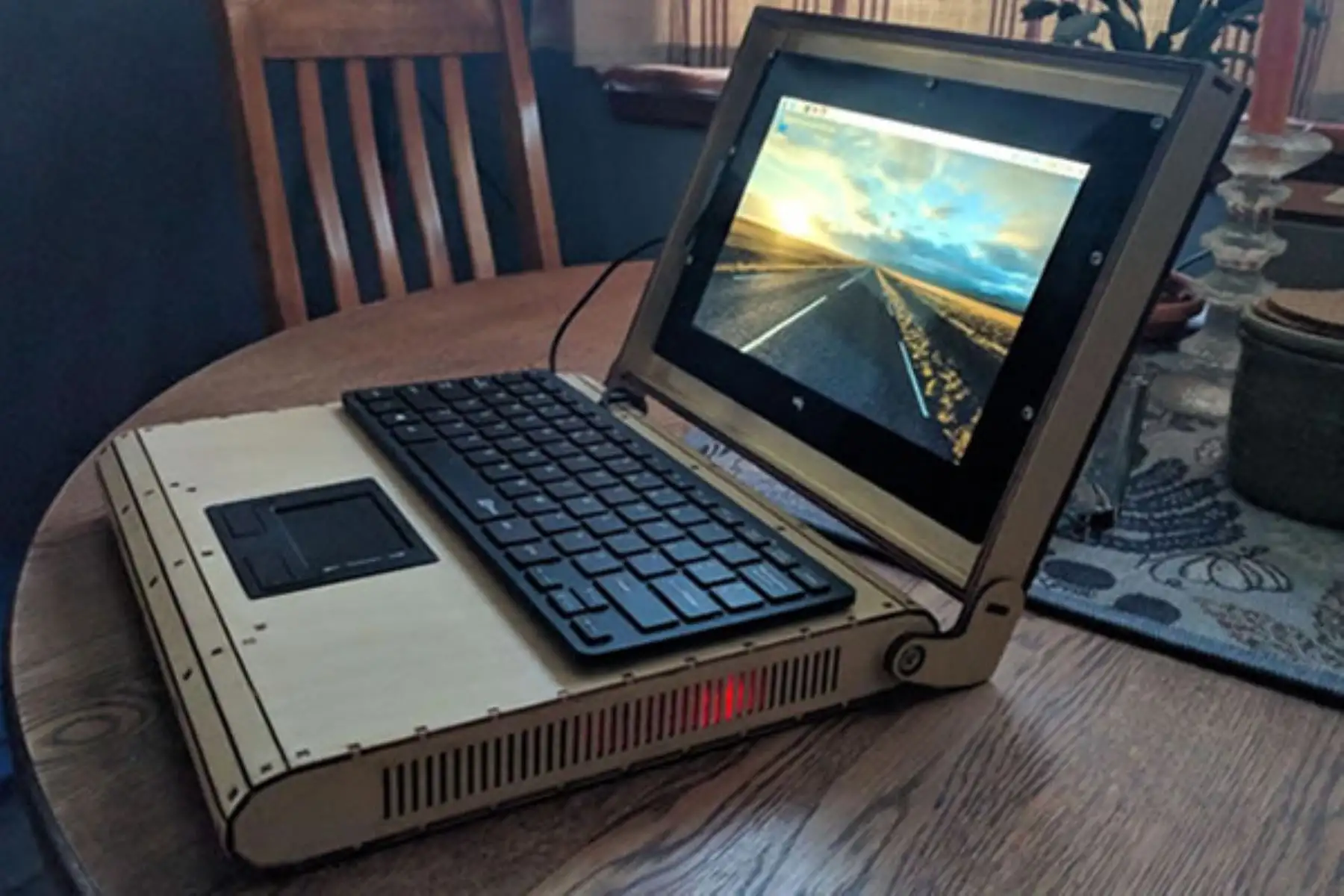Ingenieros de San Marcos buscan fabricar computadoras usando materiales ecoamigables y sistemas operativos libres
