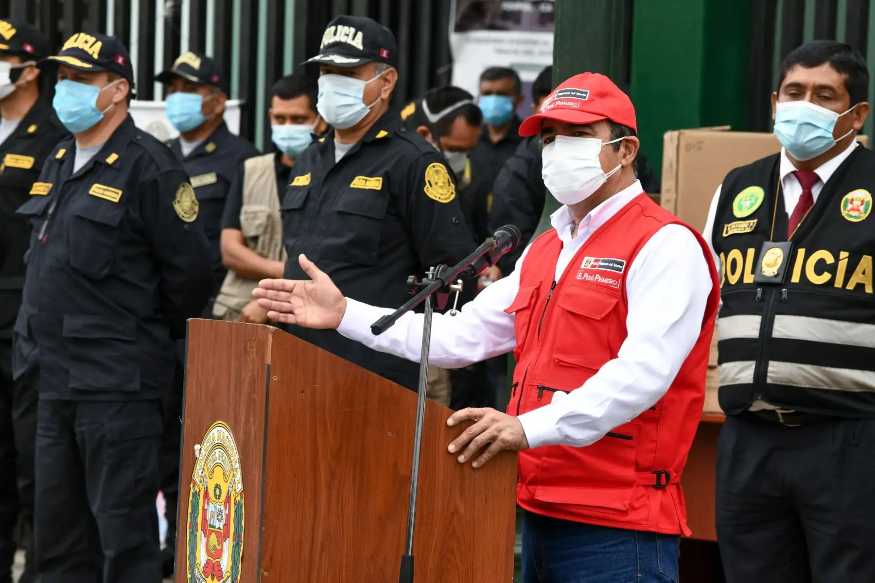 Ministro del Interior, Gastón Rodríguez, entrega cuatro camionetas y seis motocicletas a la comisaría de Chincha Alta, las cuales reforzarán las labores de patrullaje de la Policía Nacional en esta jurisdicción sureña. Foto: ANDINA/Mininte