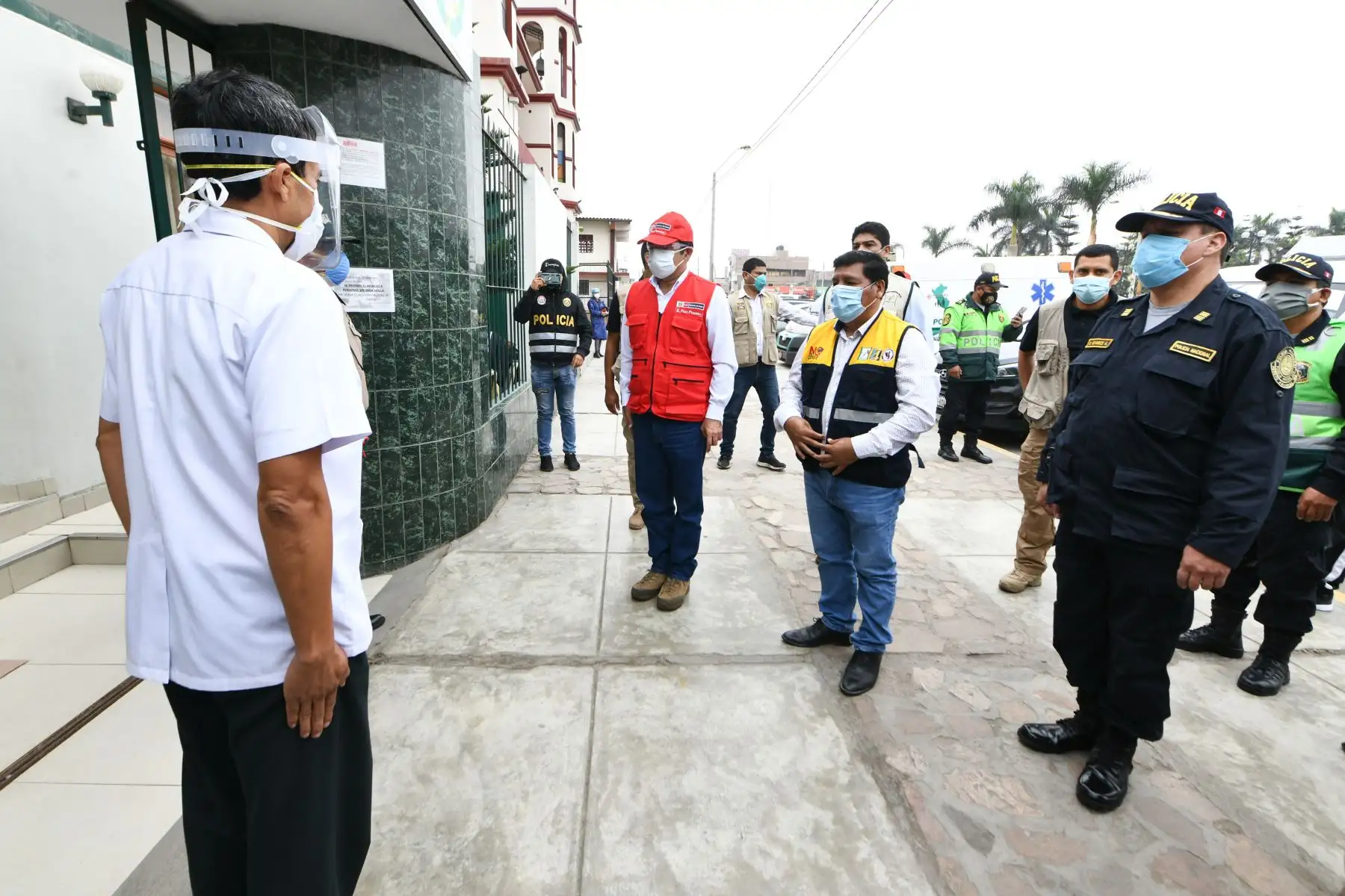 Ministro del Interior, Gastón Rodríguez, entrega cuatro camionetas y seis motocicletas a la comisaría de Chincha Alta, las cuales reforzarán las labores de patrullaje de la Policía Nacional en esta jurisdicción sureña. Foto: ANDINA/Mininte
