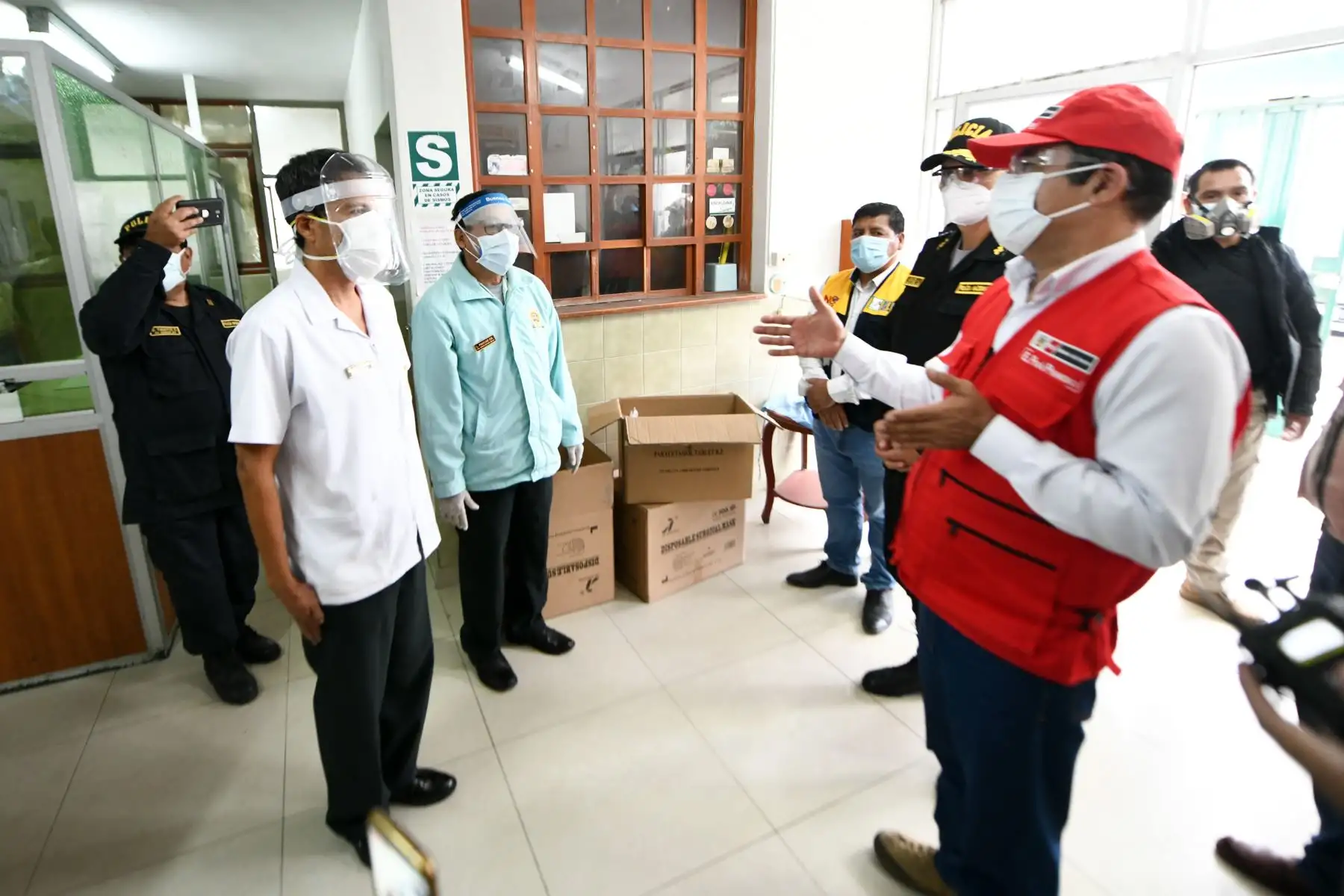 Ministro del Interior, Gastón Rodríguez, entrega cuatro camionetas y seis motocicletas a la comisaría de Chincha Alta, las cuales reforzarán las labores de patrullaje de la Policía Nacional en esta jurisdicción sureña. Foto: ANDINA/Mininte
