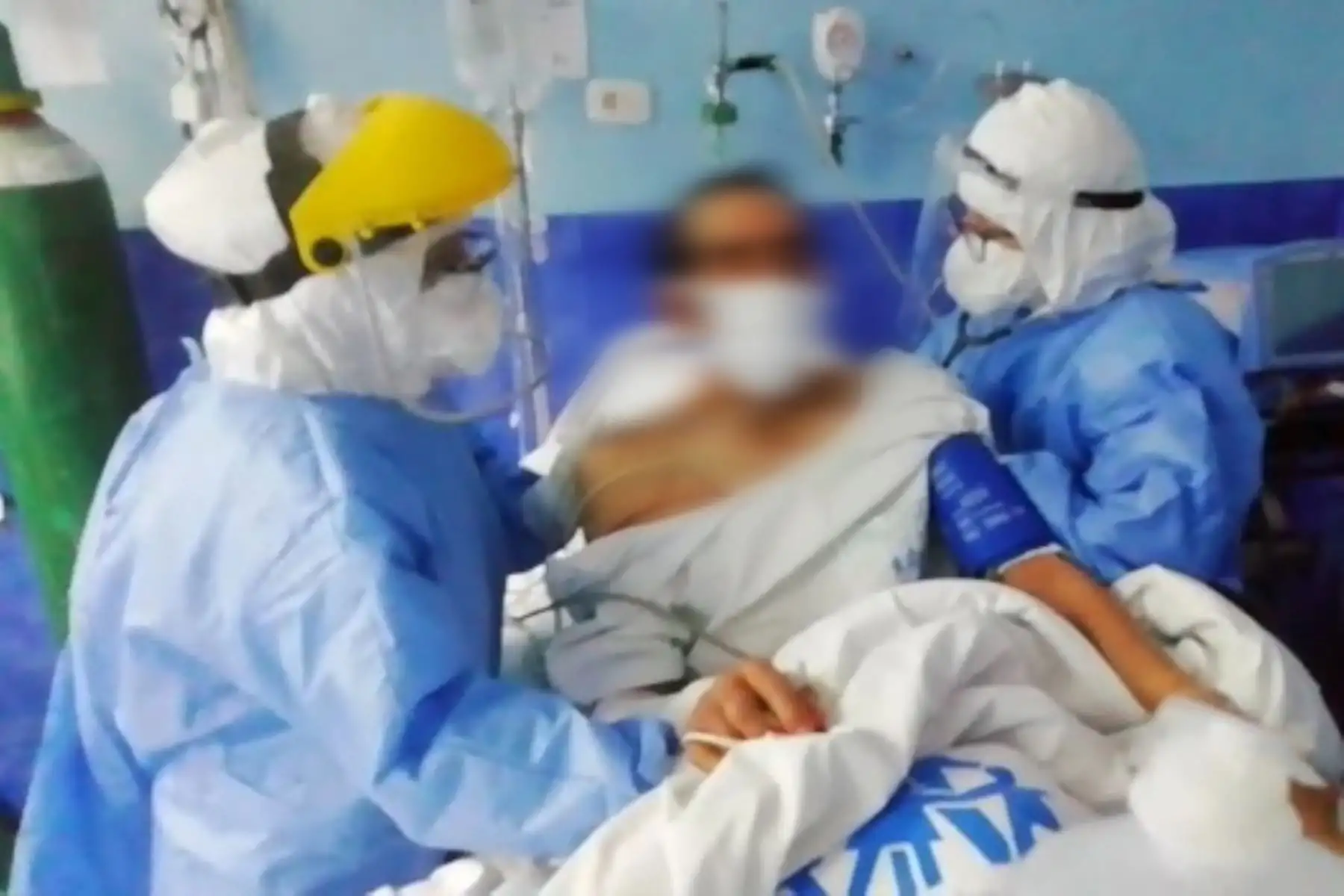 EsSalud realiza exitosa operación que logró extraer dos litros de líquido alojado en pulmones de albañil de 84 años con Covid-19. Foto: Essalud
