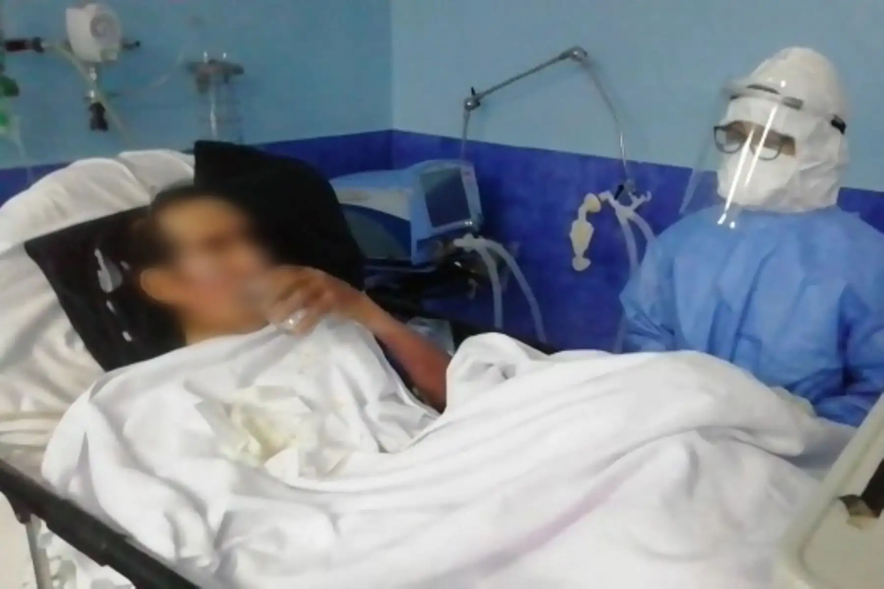 EsSalud realiza exitosa operación que logró extraer dos litros de líquido alojado en pulmones de albañil de 84 años con Covid-19. Foto: Essalud