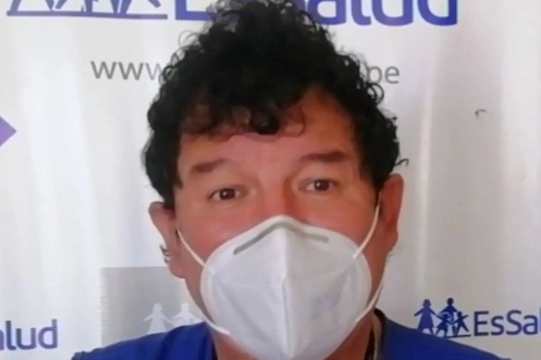 EsSalud realiza exitosa operación que logró extraer dos litros de líquido alojado en pulmones de albañil de 84 años con Covid-19. Foto: Essalud