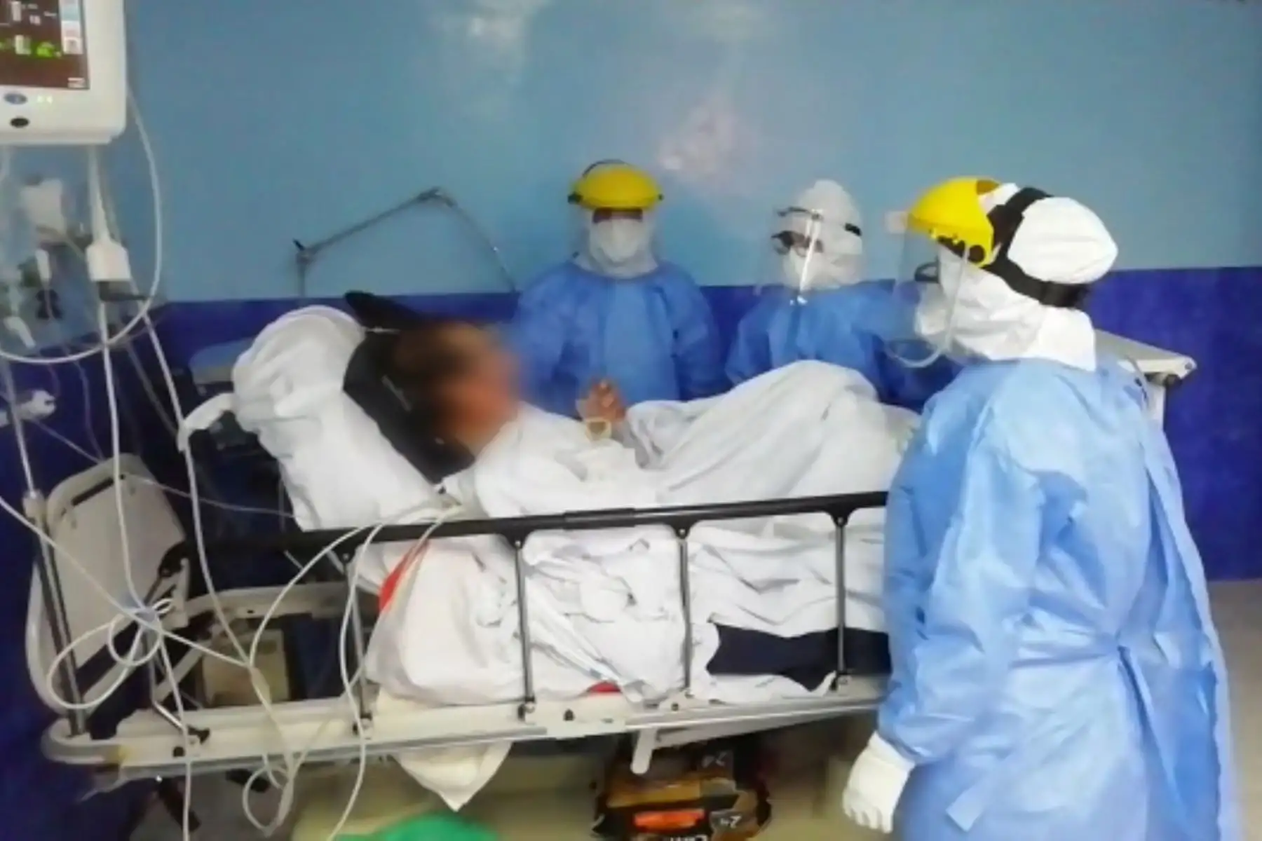 EsSalud realiza exitosa operación que logró extraer dos litros de líquido alojado en pulmones de albañil de 84 años con Covid-19. Foto: Essalud