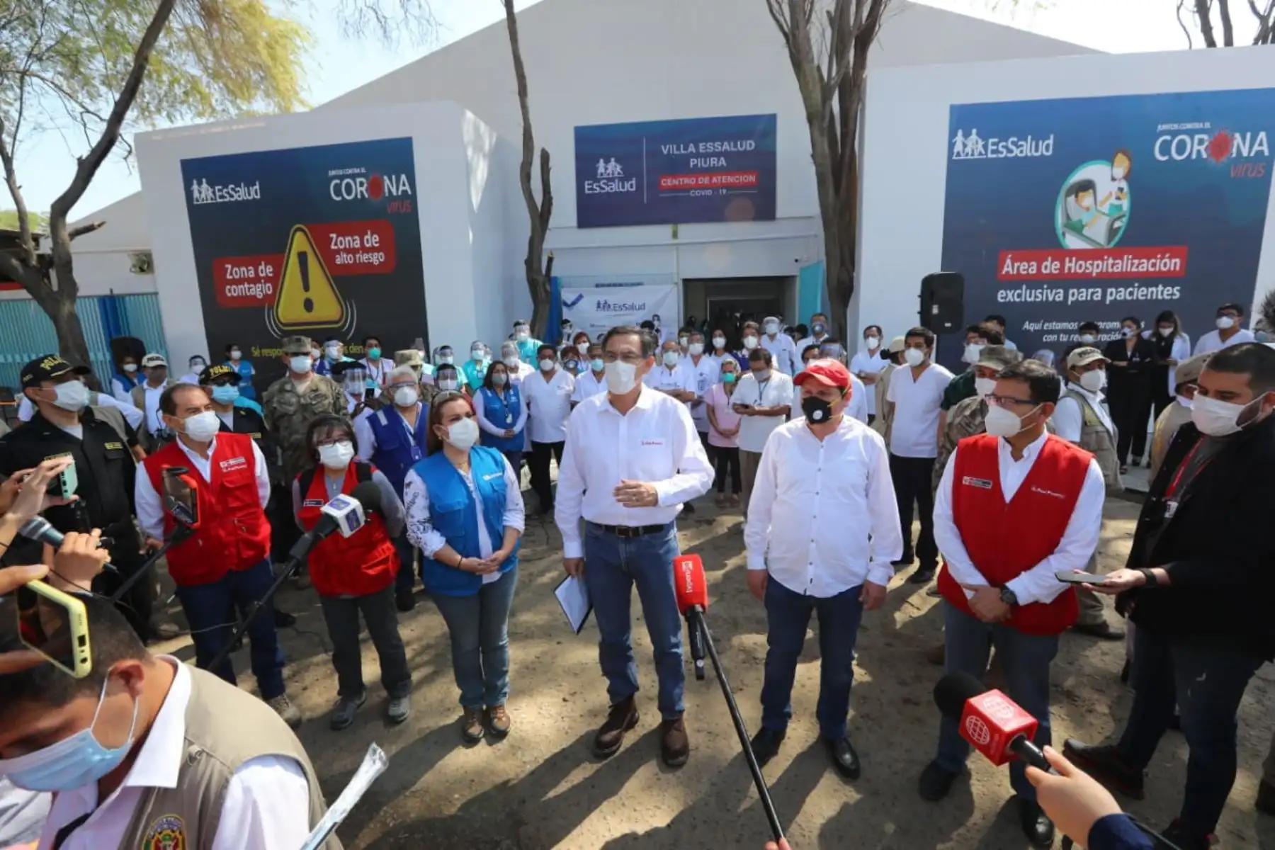 El presidente Martin Vizcarra junto a ministros de Estado y titular de Essalud, hizo entrega de la Villa Essalud Piura en el hospital Cayetano Heredia III, infraestructura temporal que amplía la oferta hospitalaria para combatir el COVID-19 de la región. Foto: ANDINA/Prensa Presidencia
