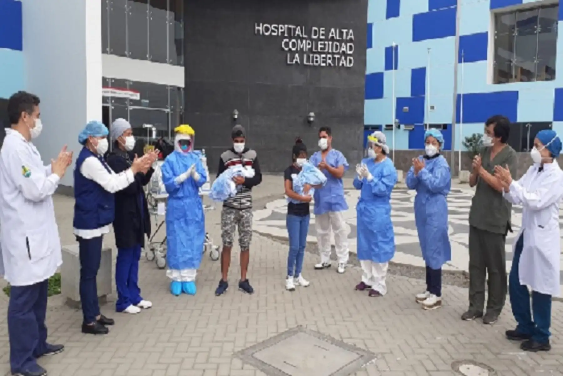 Los mellizos Milán Gael  y Lander Gael  ya se encuentran junto a sus padres, quienes derrotaron al coronavirus y vienen recuperándose satisfactoriamente.