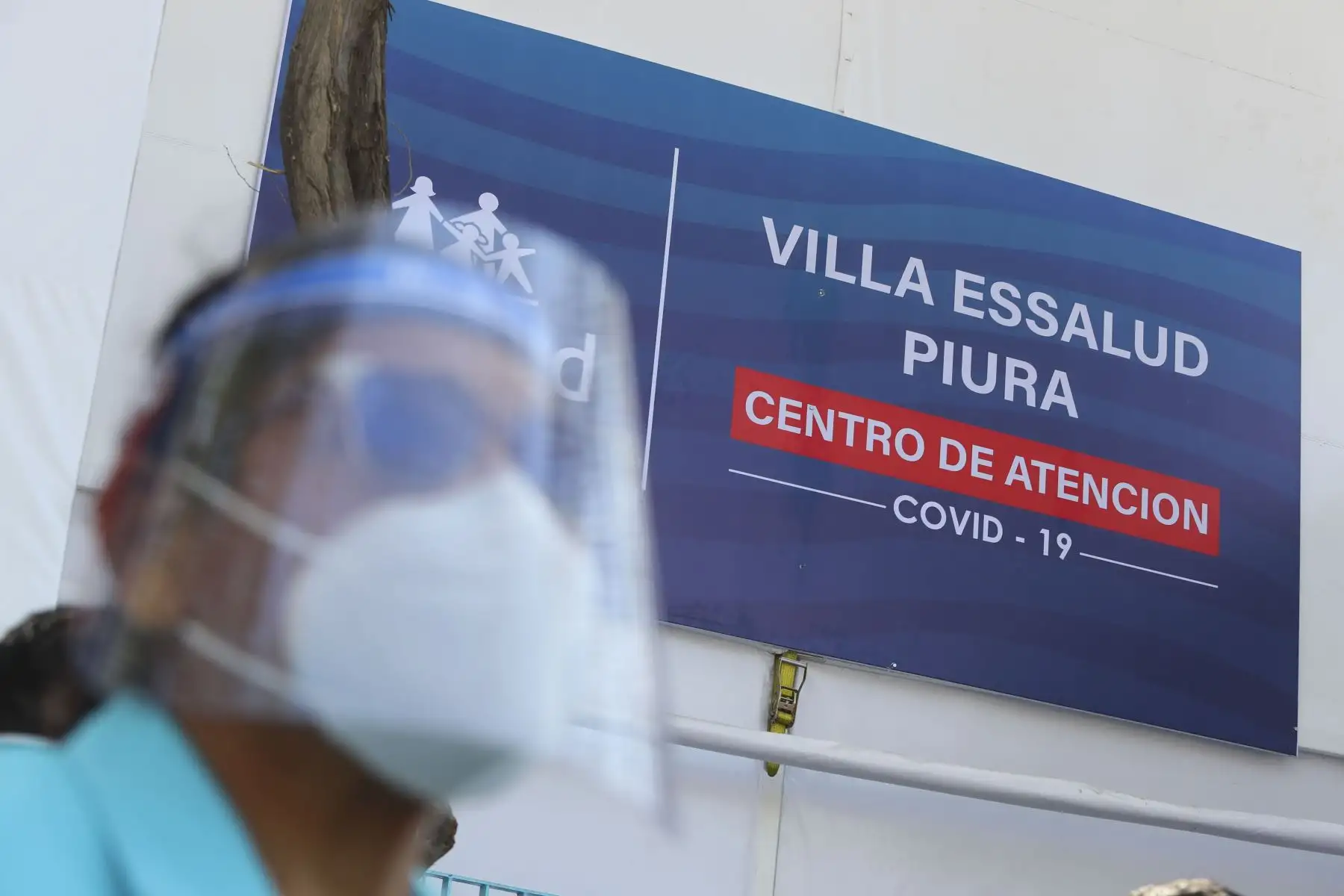 El presidente Martin Vizcarra junto a ministros de Estado y titular de Essalud, hizo entrega de la Villa Essalud Piura en el hospital Cayetano Heredia III, infraestructura temporal que amplía la oferta hospitalaria para combatir el COVID-19 de la región. Foto: ANDINA/Prensa Presidencia
