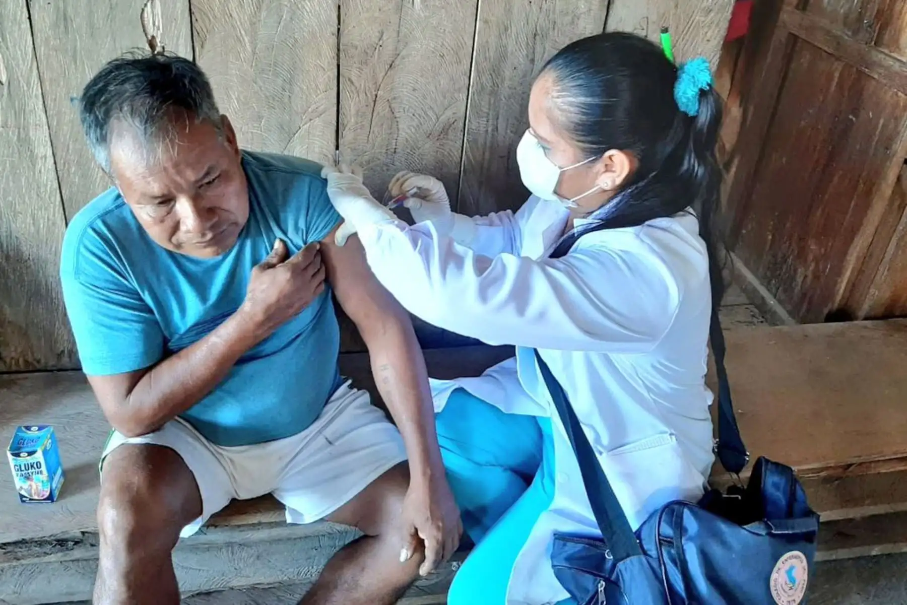 Niños, adultos mayores y gestantes son vacunados por el personal del centro de salud Saramiriza, en la provincia de Datem del Marañón, Loreto.
Foto: ANDINA/Minsa