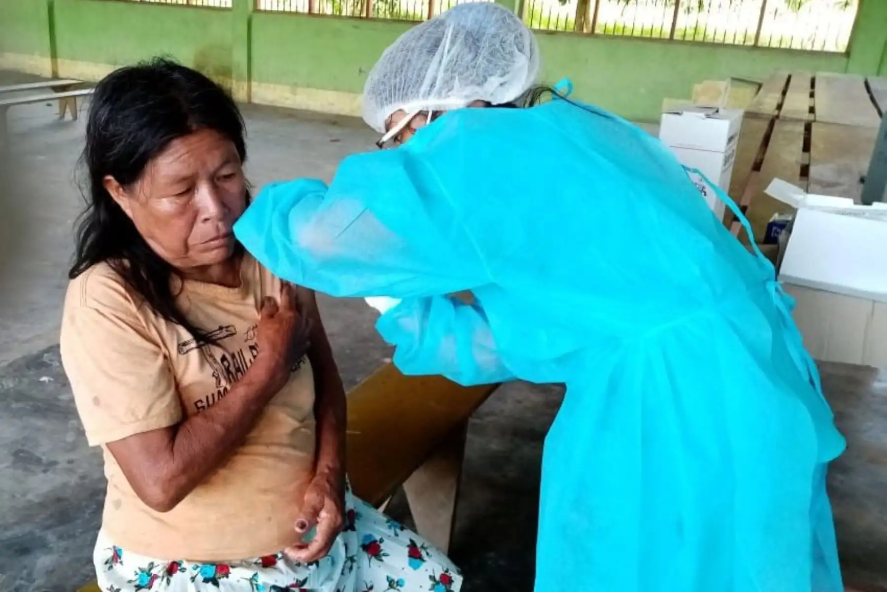 Niños, adultos mayores y gestantes son vacunados por el personal del centro de salud Saramiriza, en la provincia de Datem del Marañón, Loreto.
Foto: ANDINA/Minsa
