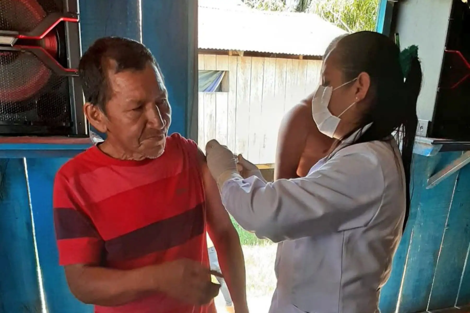 Niños, adultos mayores y gestantes son vacunados por el personal del centro de salud Saramiriza, en la provincia de Datem del Marañón, Loreto.
Foto: ANDINA/Minsa