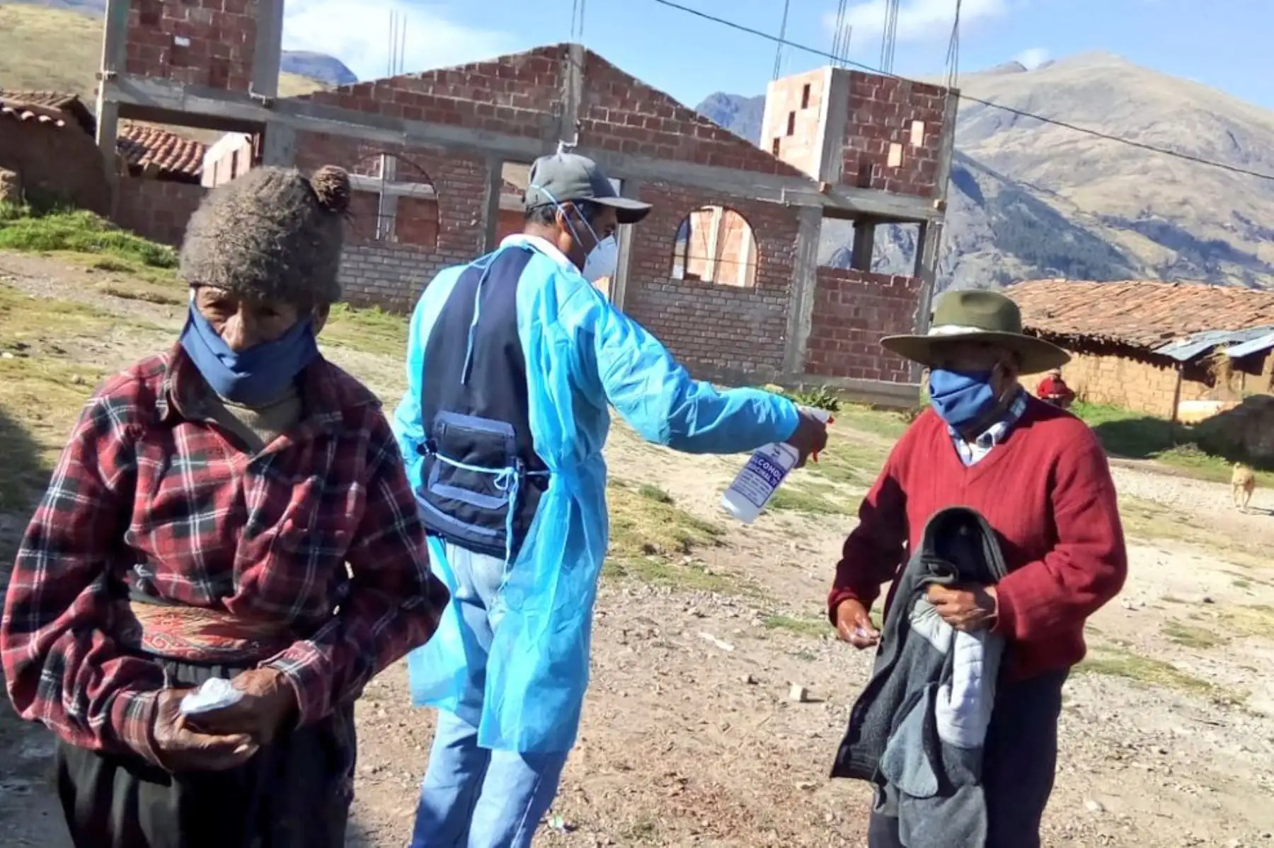 Valeroso equipo de enfermería realiza recorridos de vacunación vía fluvial y terrestre como parte del despliegue de atenciones a nivel nacional, en Apurimac. Foto: ANDINA/Minsa