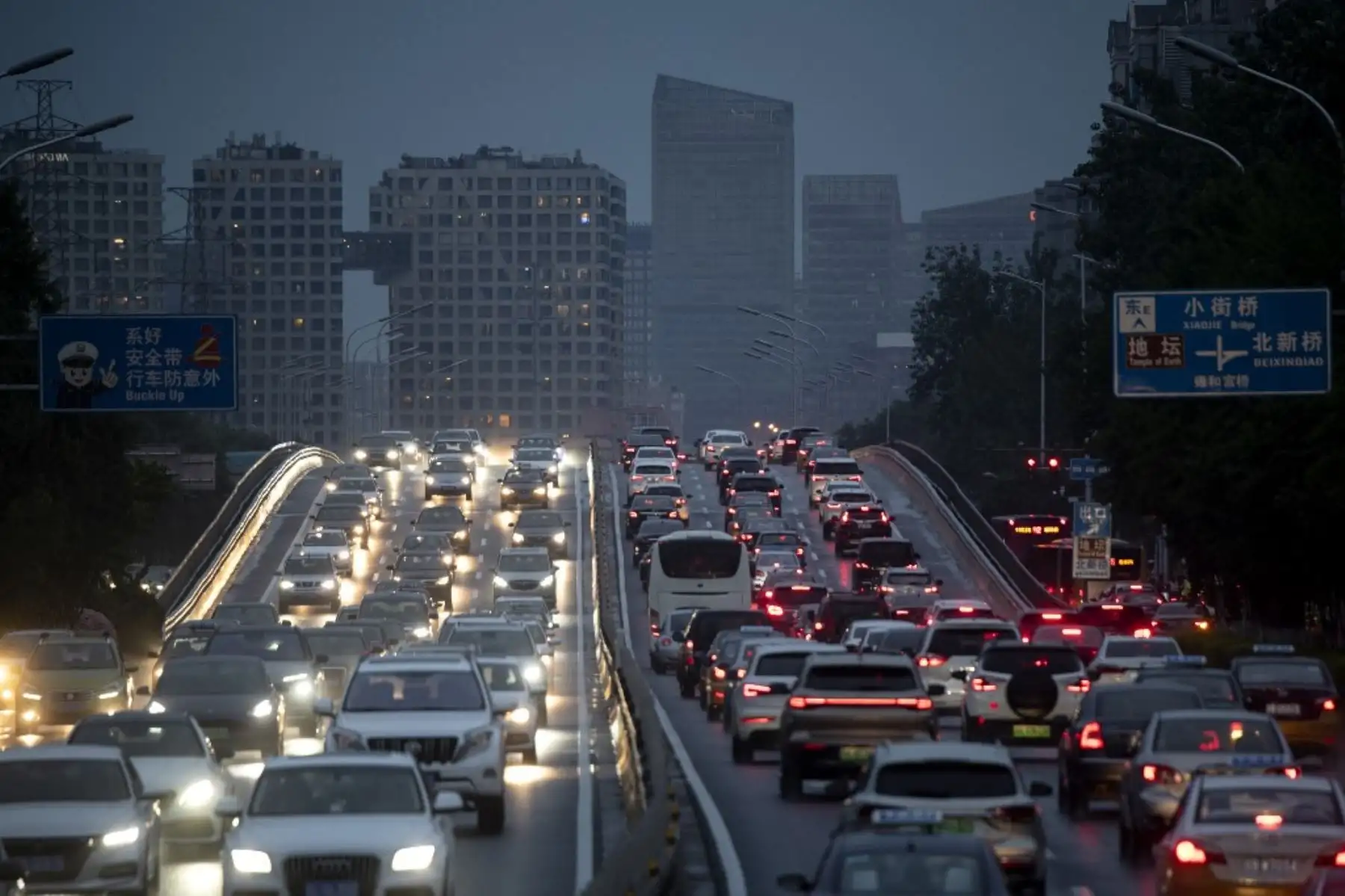 El tráfico se ve en una carretera en Beijing. Foto: AFP